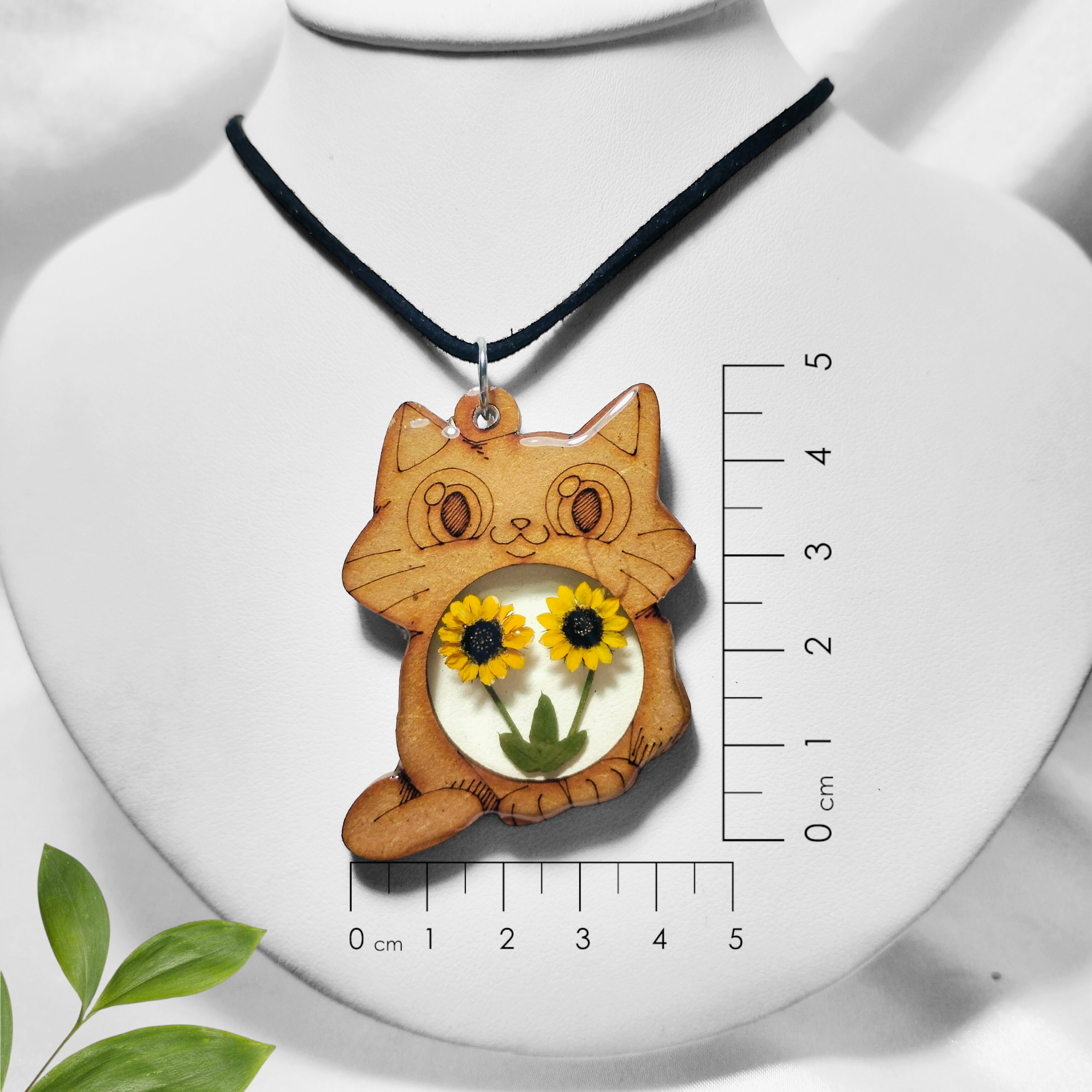 Dije de Madera en forma de Gato con Mini Girasoles