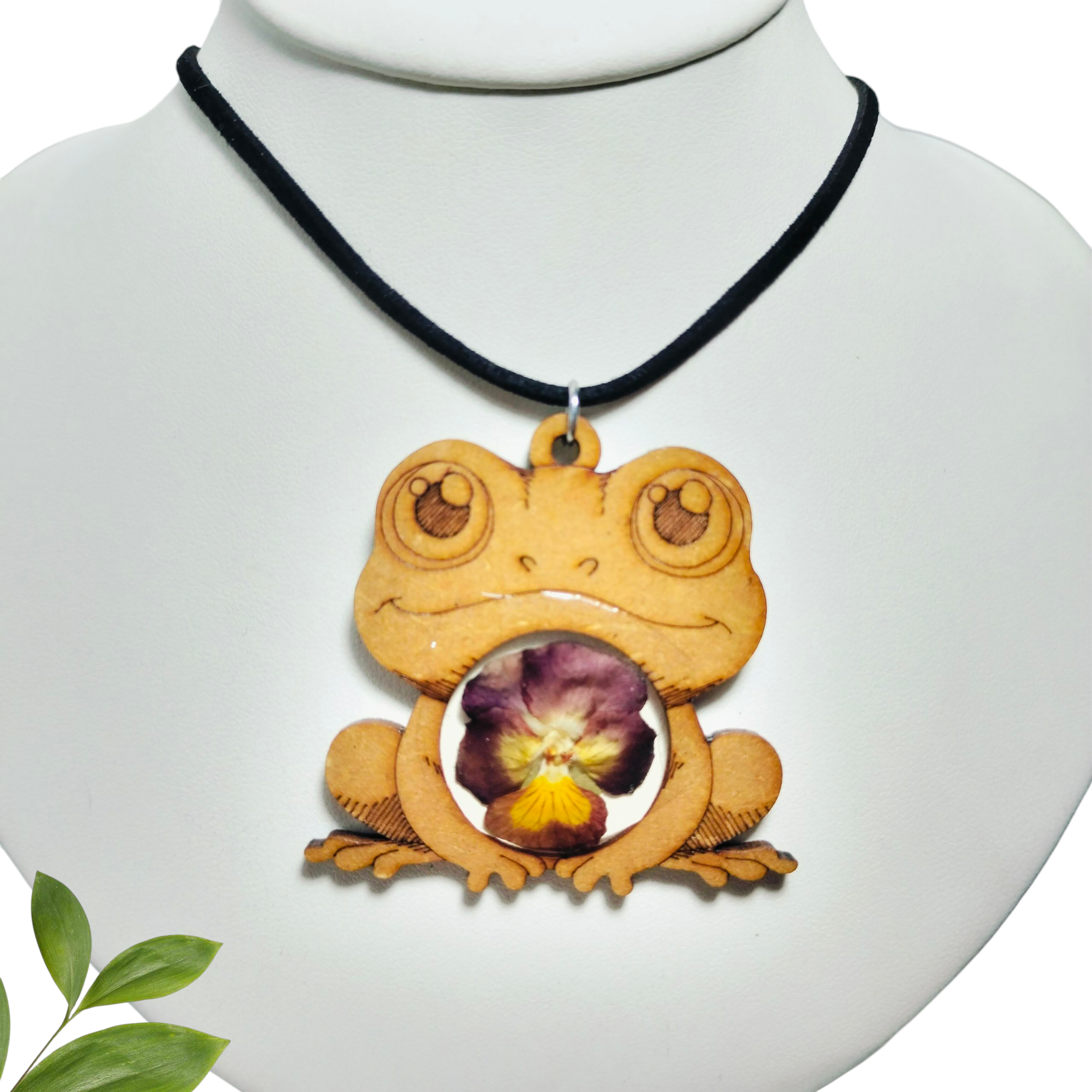 Dije de Madera con Flor ¨Pensamiento¨