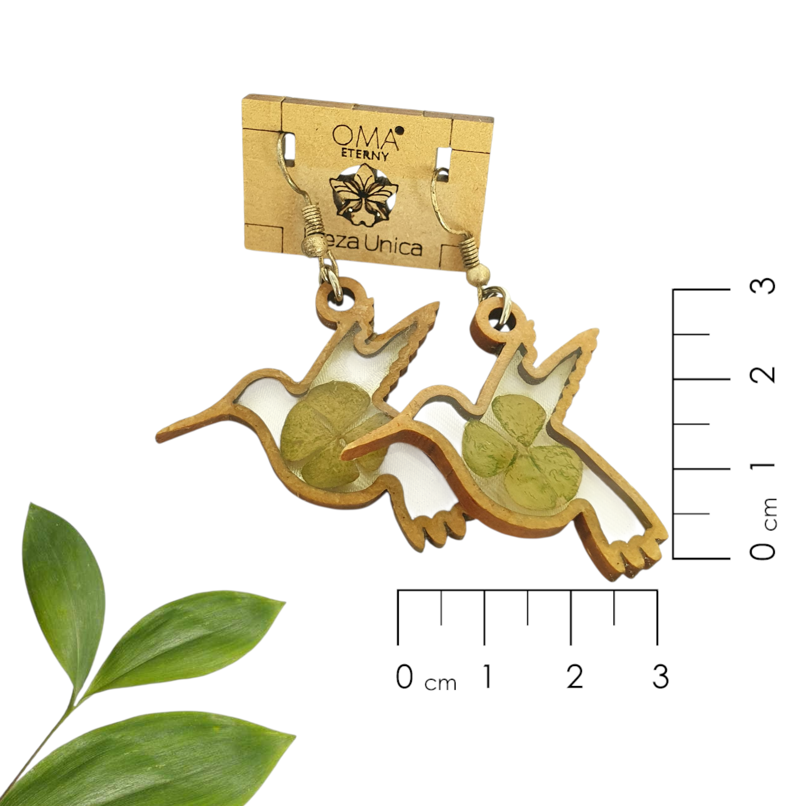 Aretes de colibrí con trébol encapsulado en resina