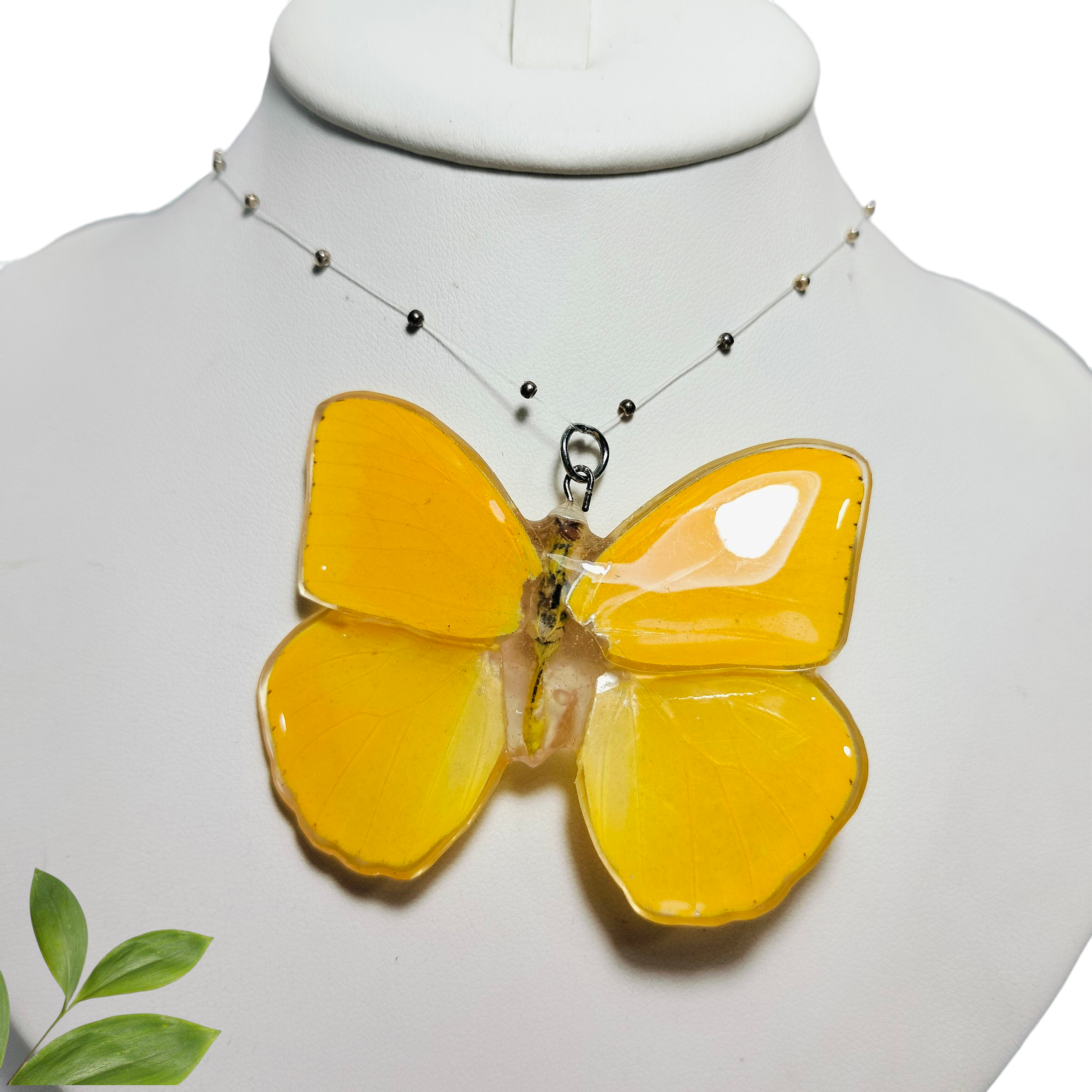 Mariposa amarilla con collar de Perliplata