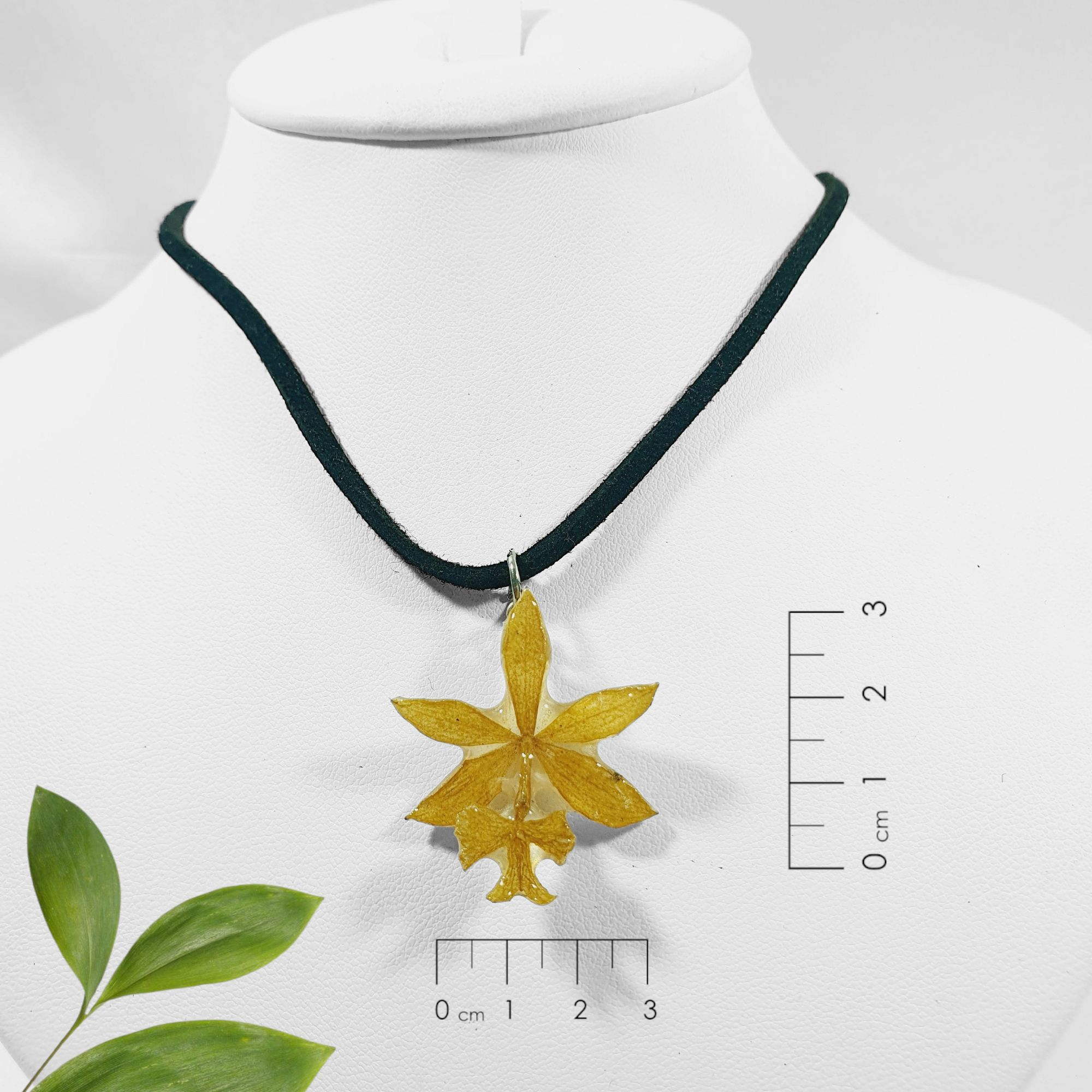 dije de orquidea amarilla