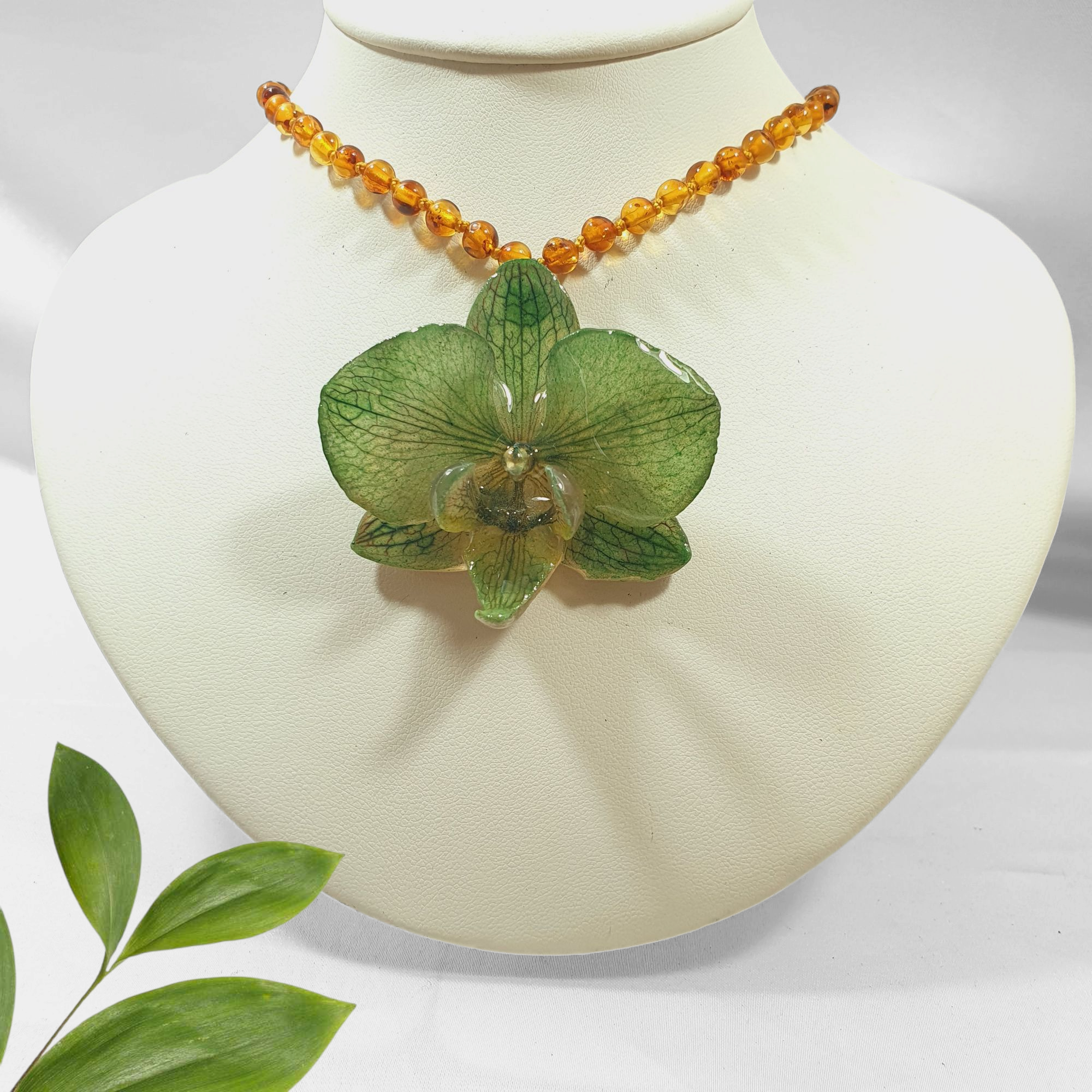 Dije de phalaenopsis verde con ámbar