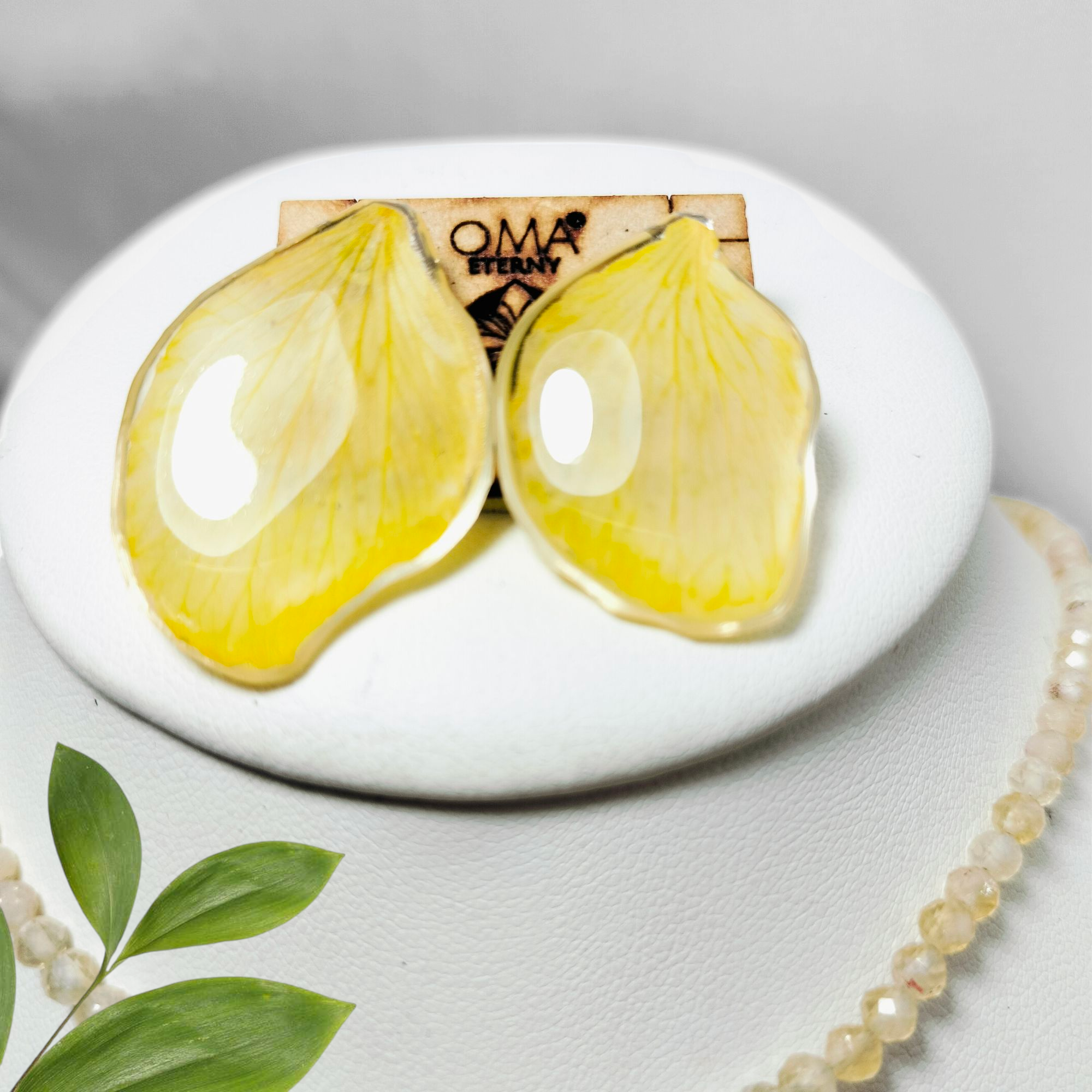 Orquídea Amarilla con Aretes de Pétalo