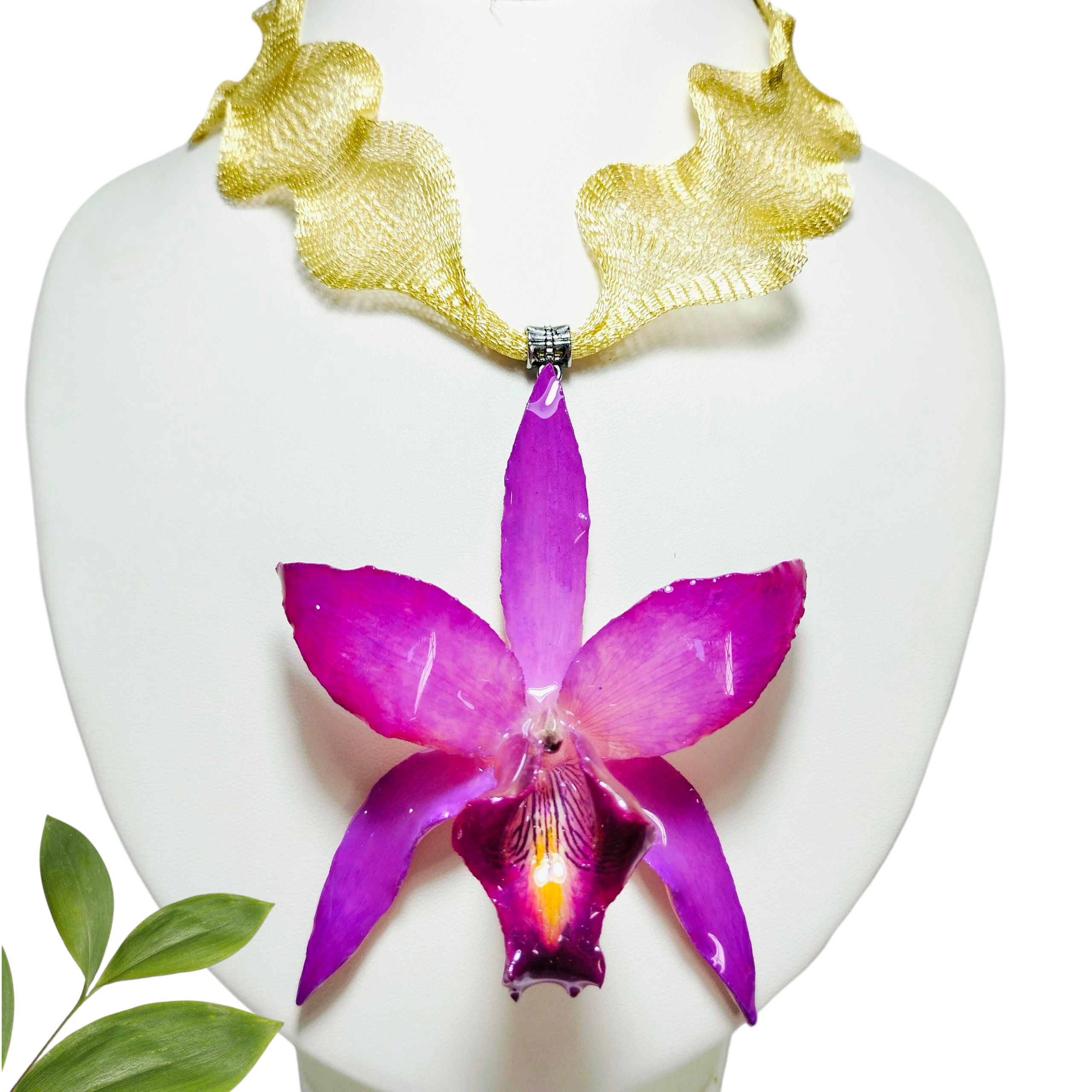 Orquídea Morada con Collar Amarillo