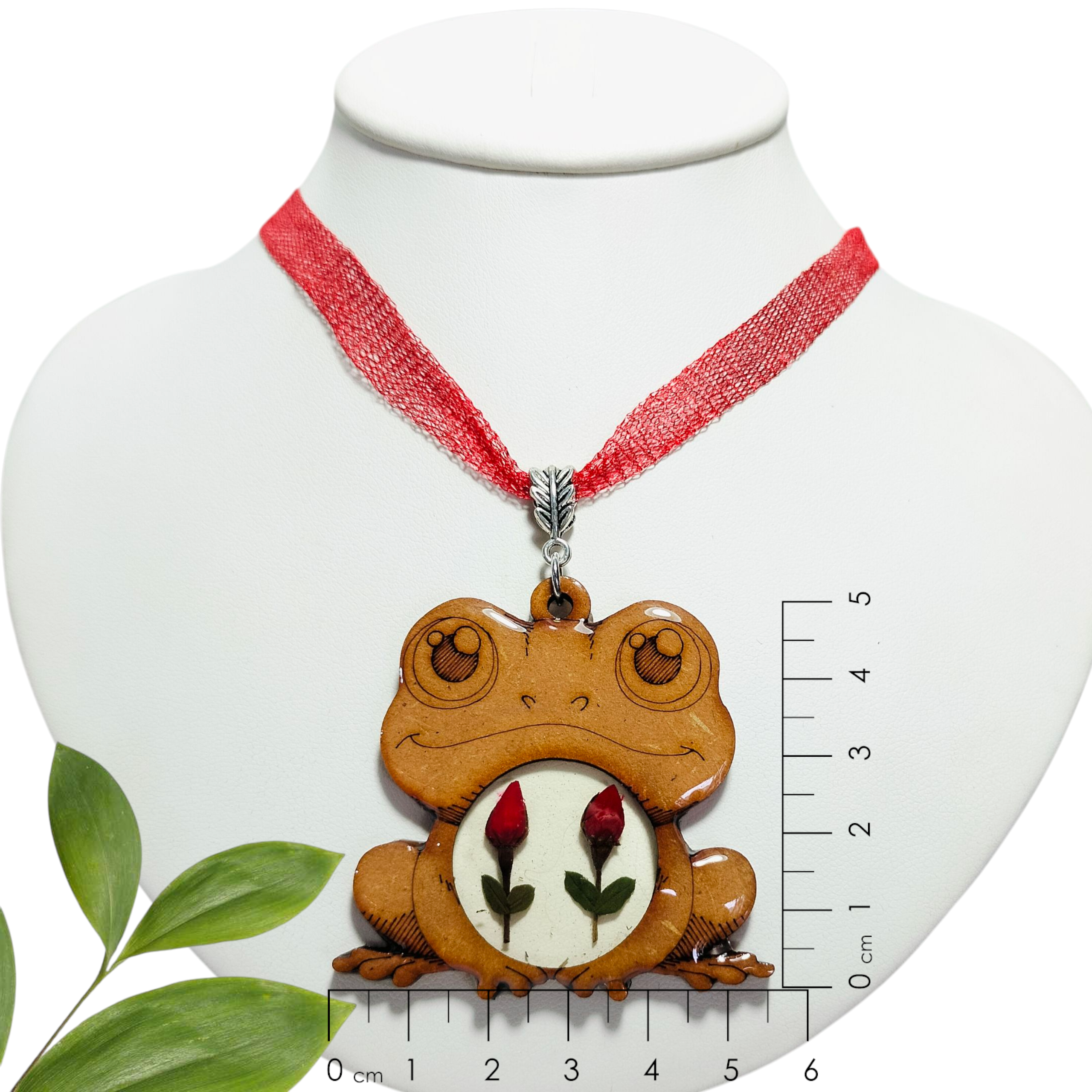 Dije de Madera en Forma de Rana con Mini Rosas