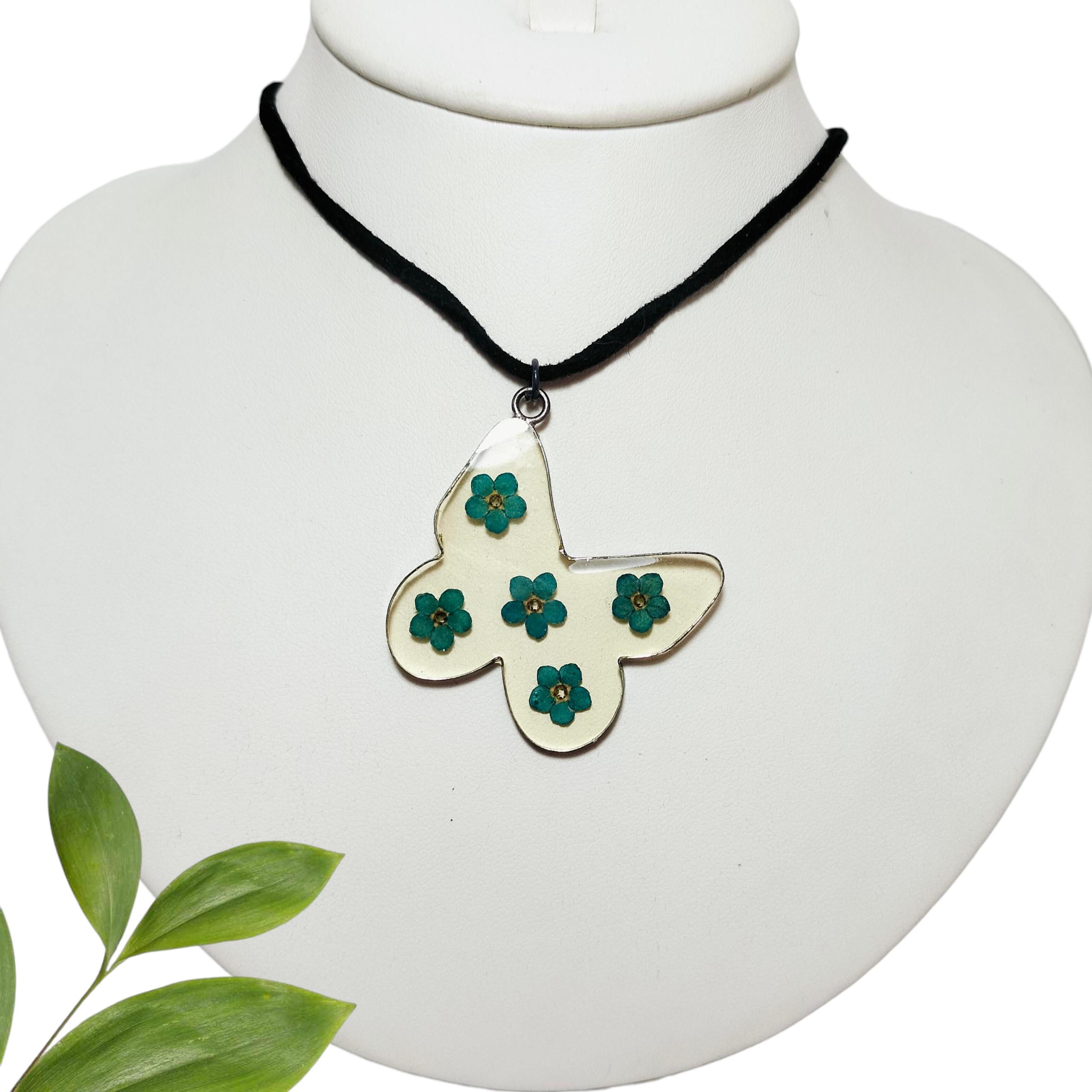 Dije de Mariposa con Flores Azules