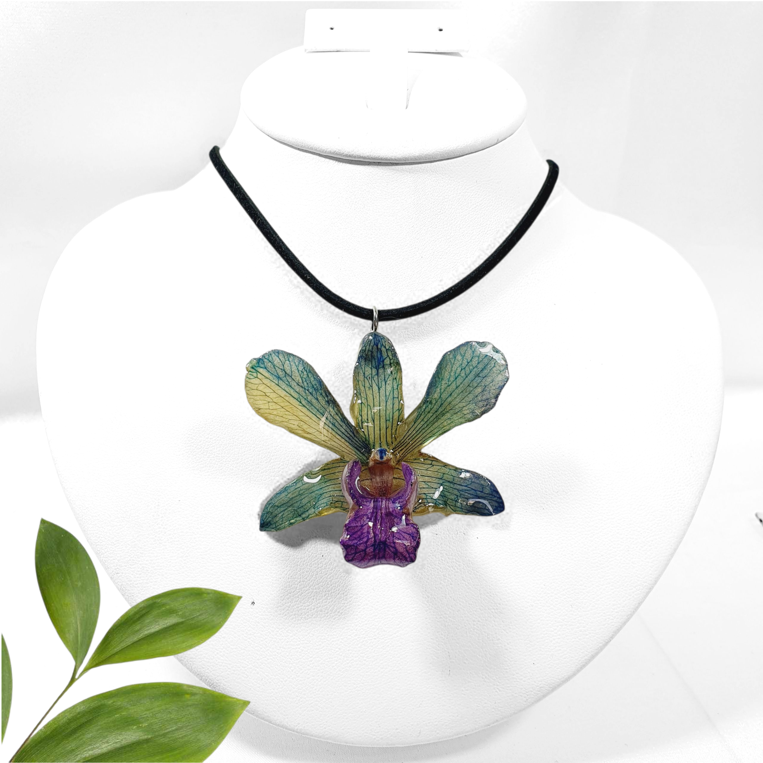 Dendrobium azul y morado con collar de gamuza