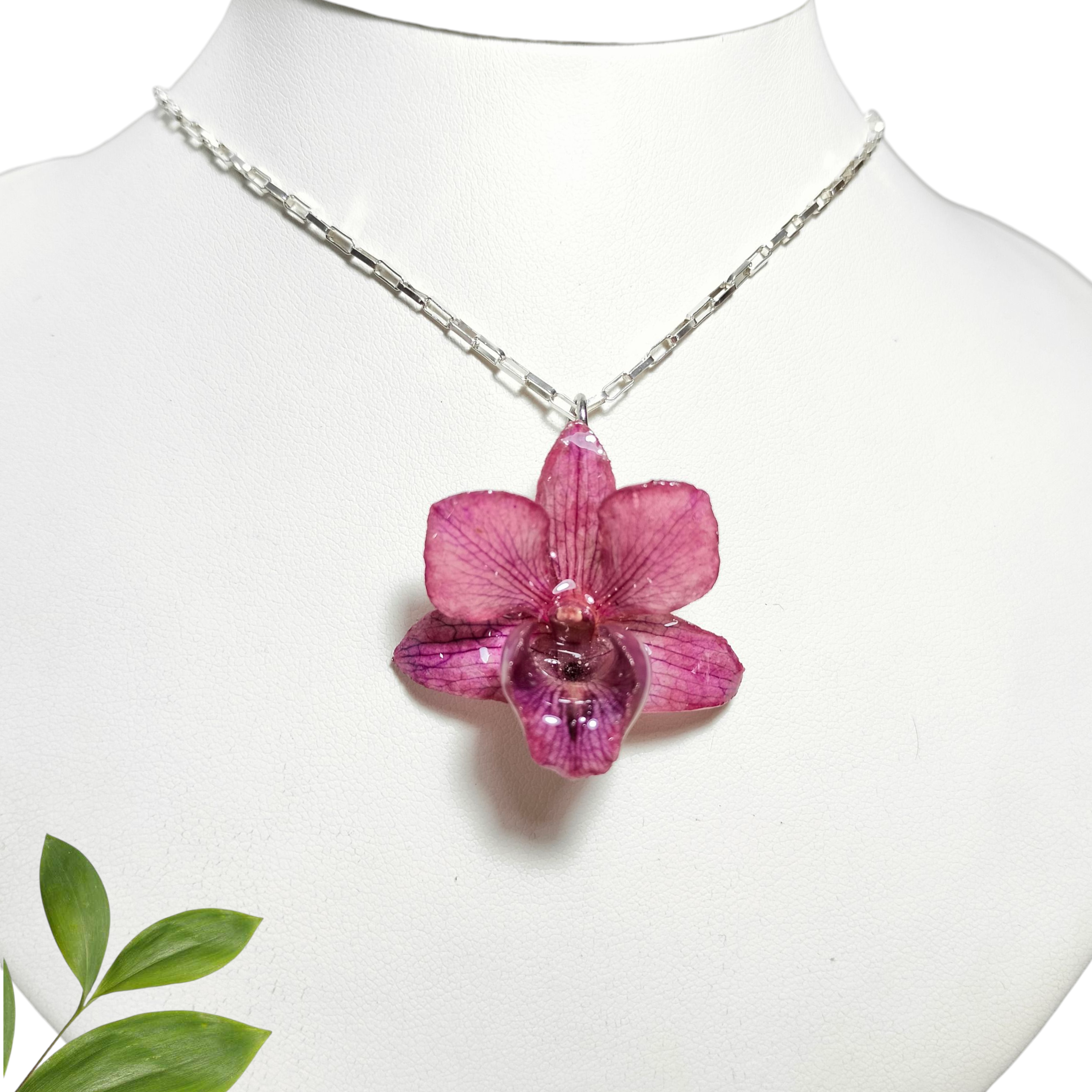 Orquídea Morada con Cadena de Plata