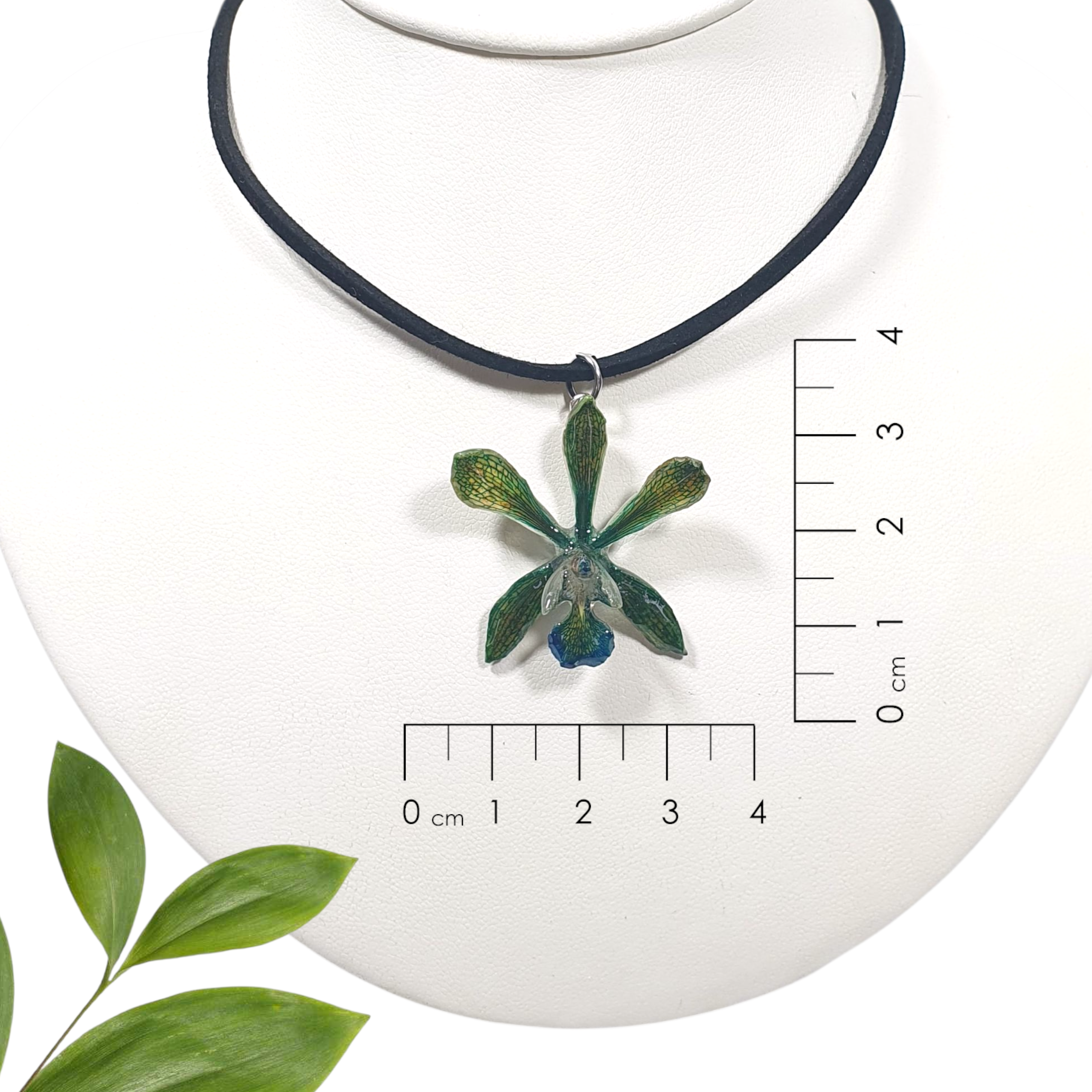 Encyclia verde en  collar de gamuza