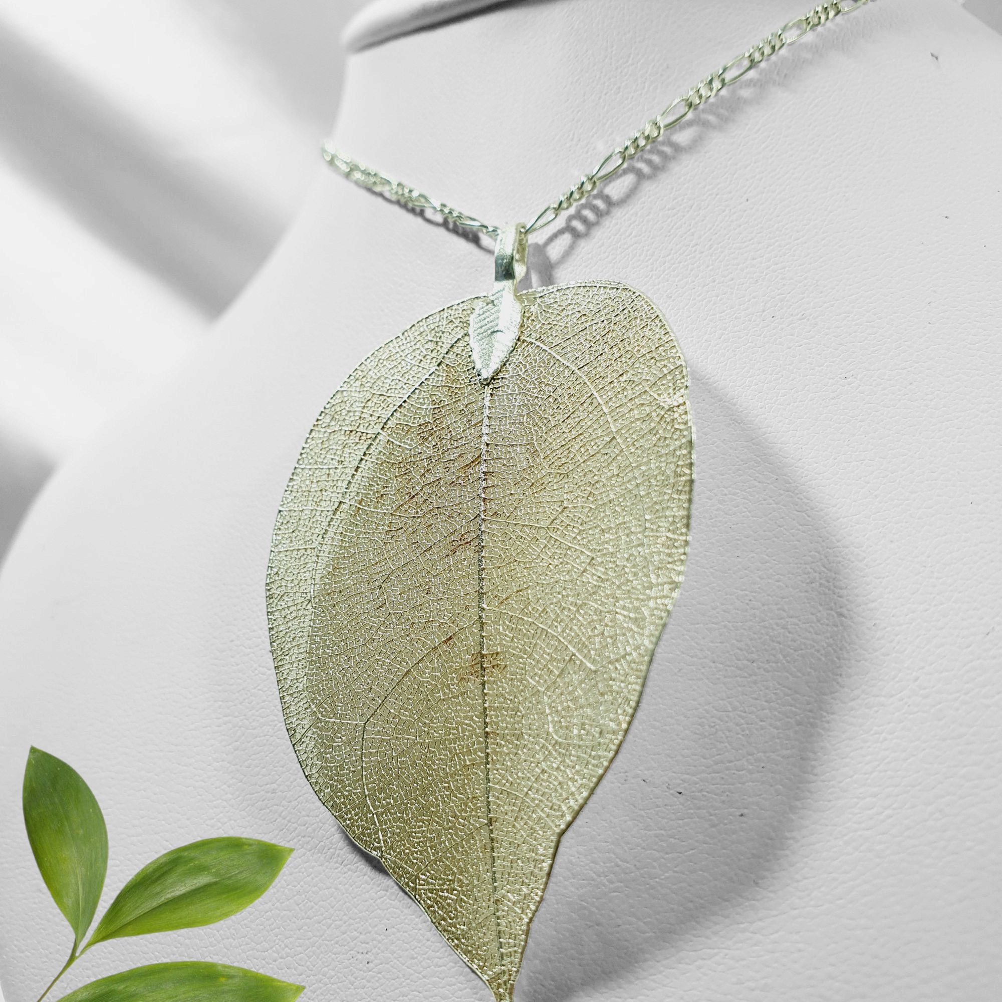 dije de esqueleto de hoja