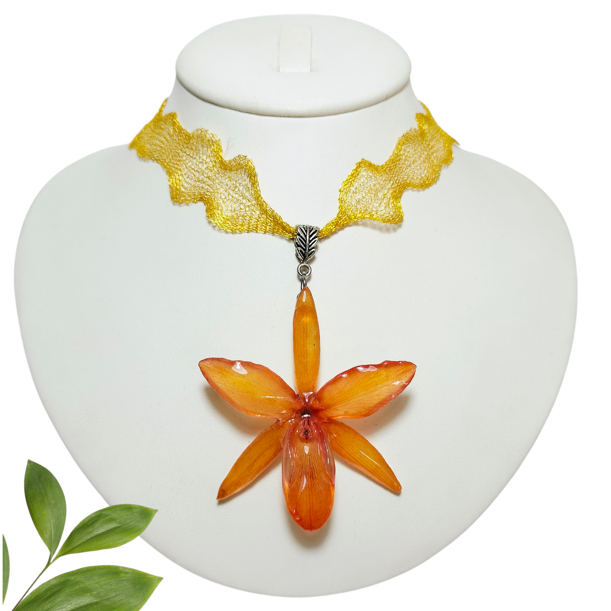 Orquídea Naranja con Collar Amarillo