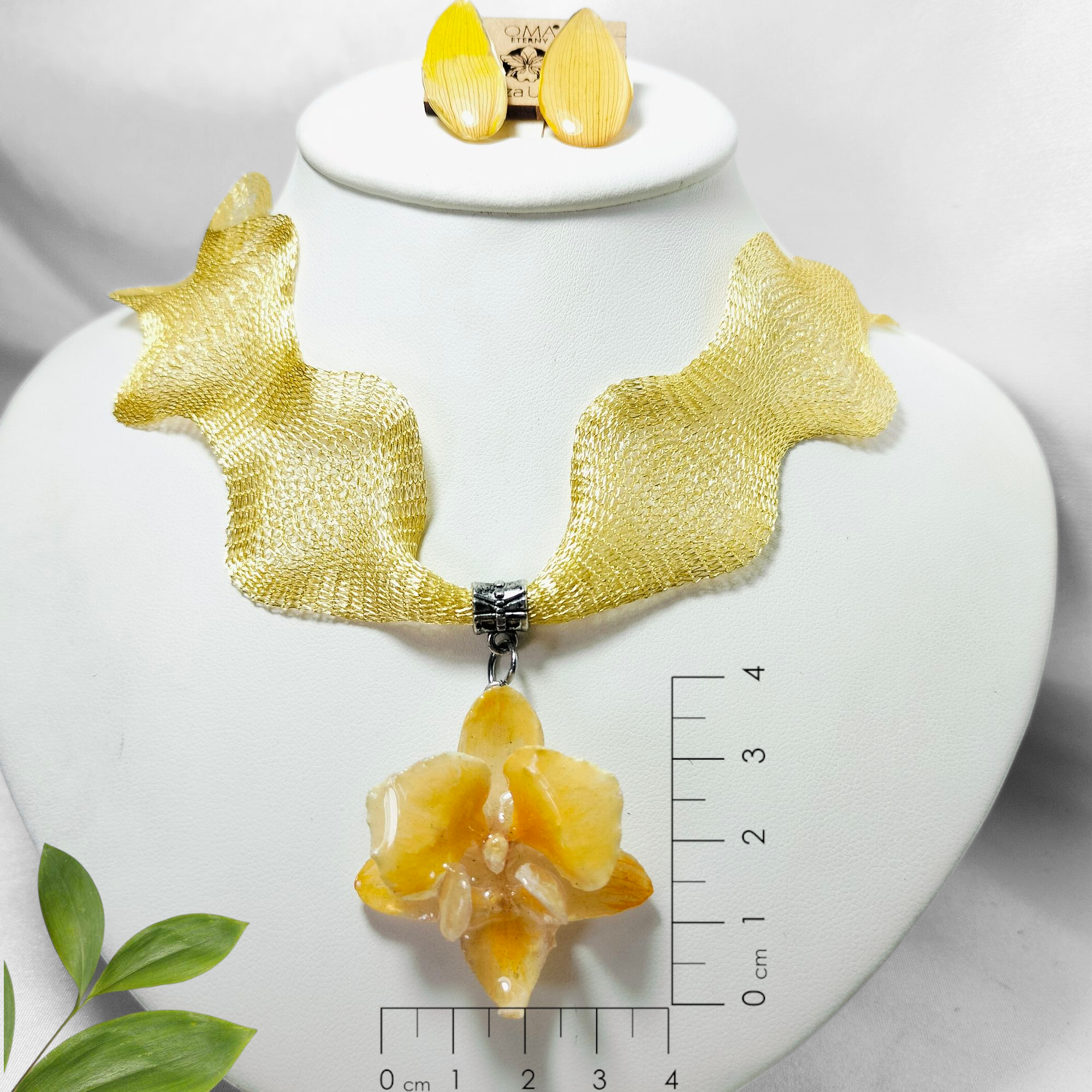 Orquídea Amarilla con Aretes de Pétalo