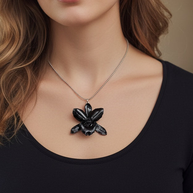 Dije de orquidea negra