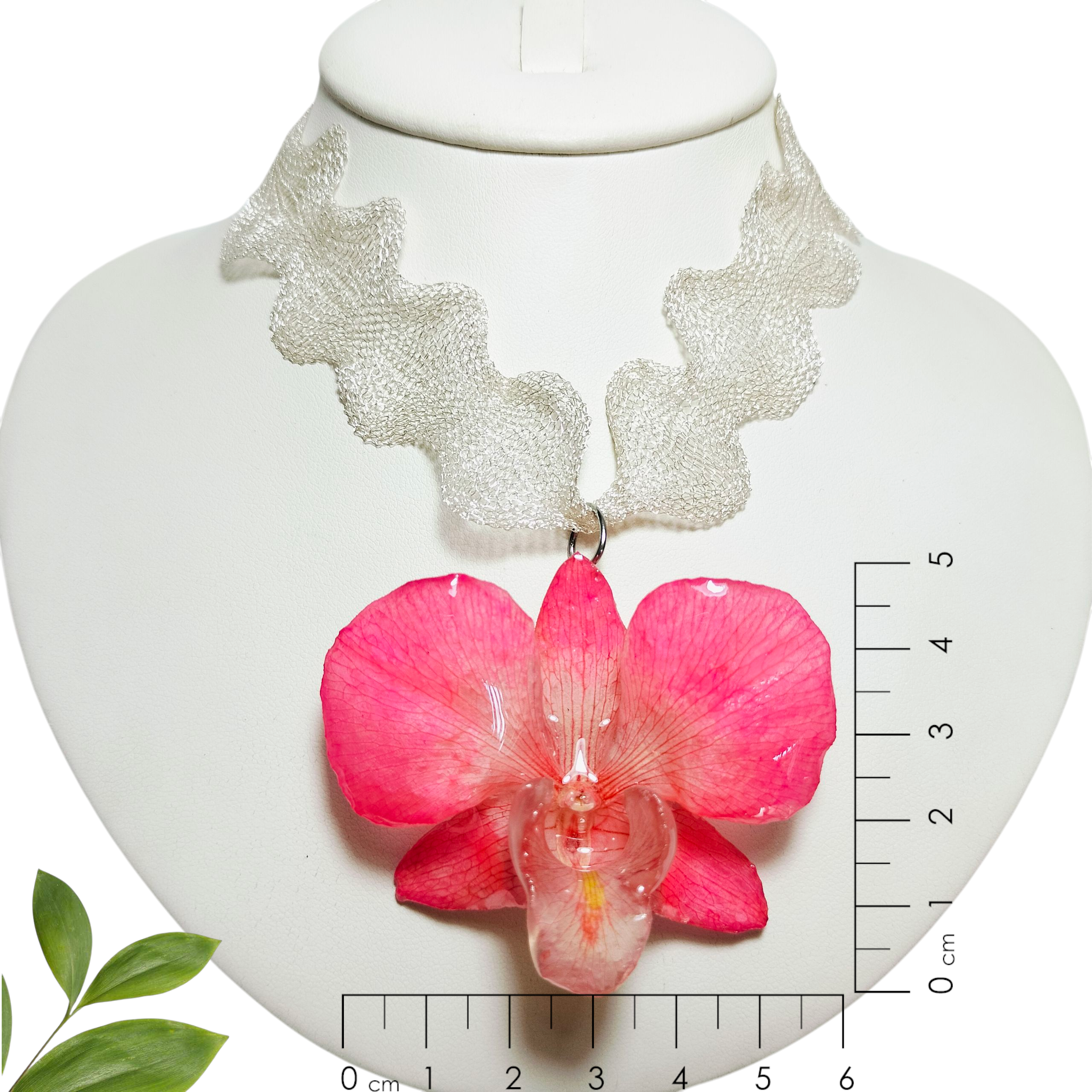 Orquídea Rosa con Collar Blanco