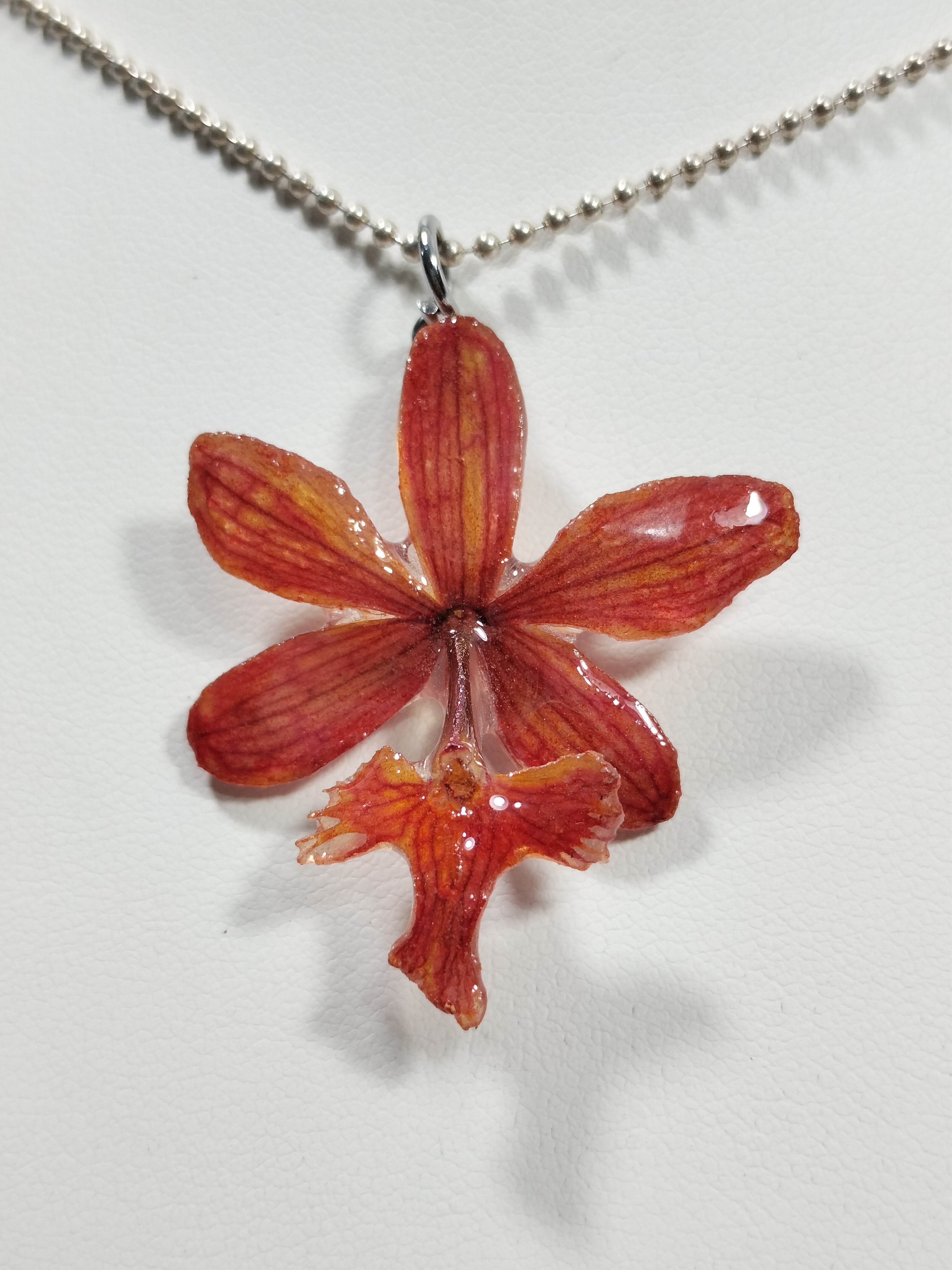 Dije de orquídea epidendrum naranja