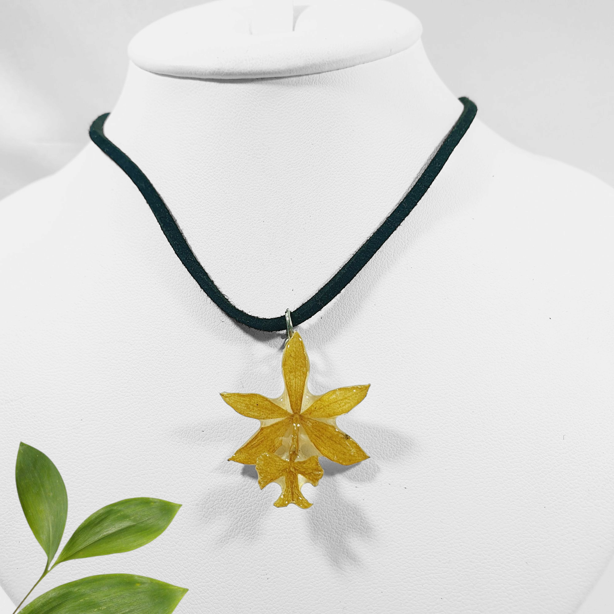 dije de orquidea amarilla