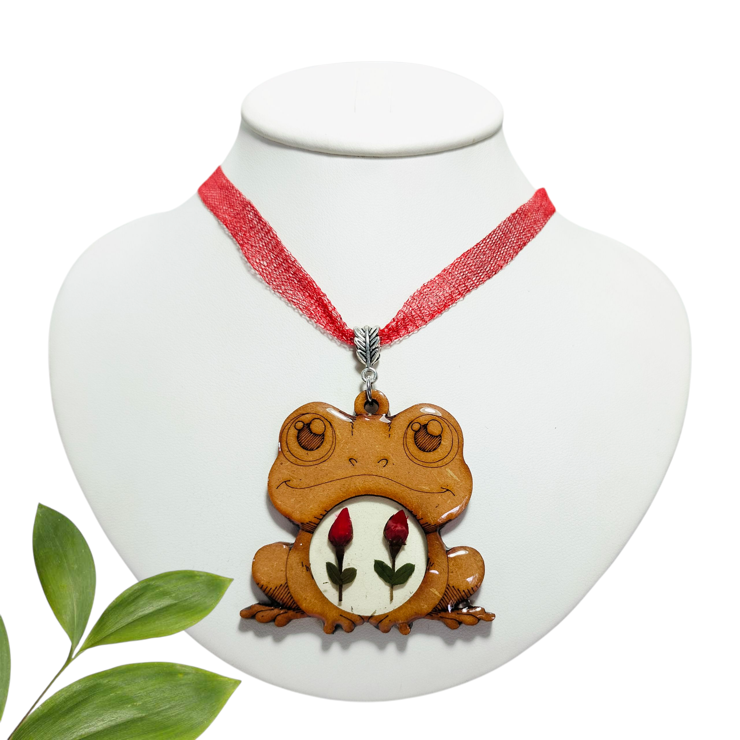 Dije de Madera en Forma de Rana con Mini Rosas