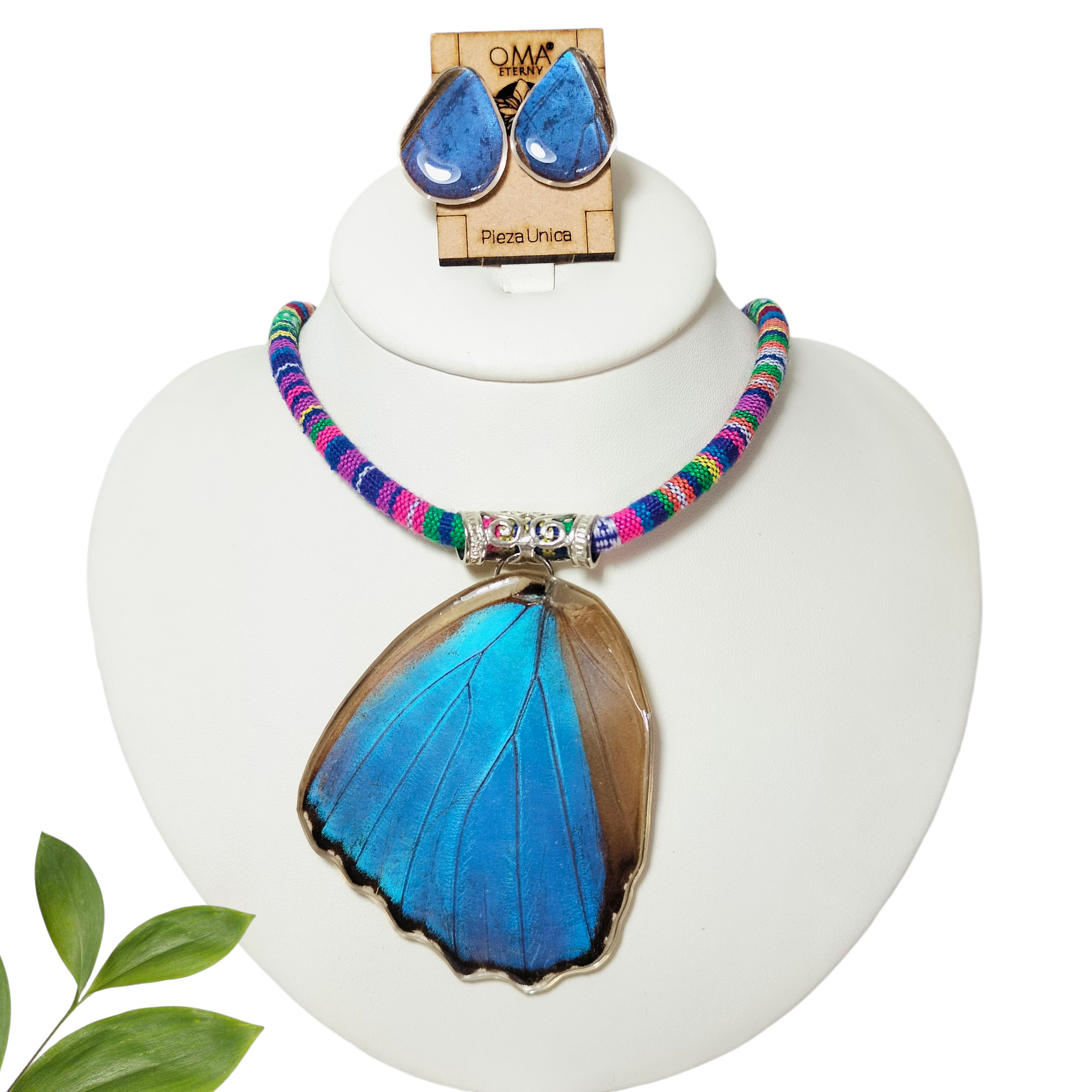 Juego de alas azules con collar multicolor