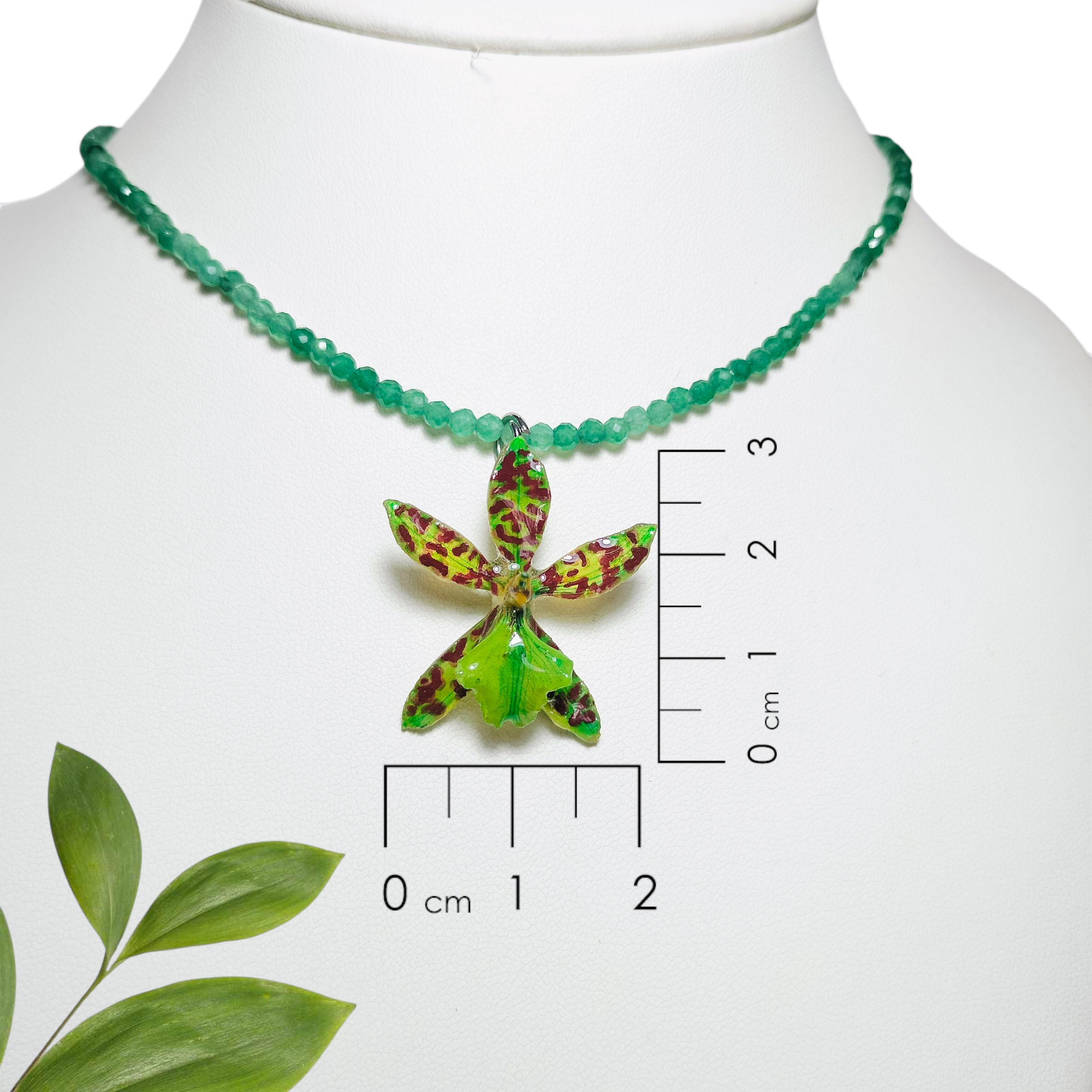 Orquídea Verde con collar de Cuarzo