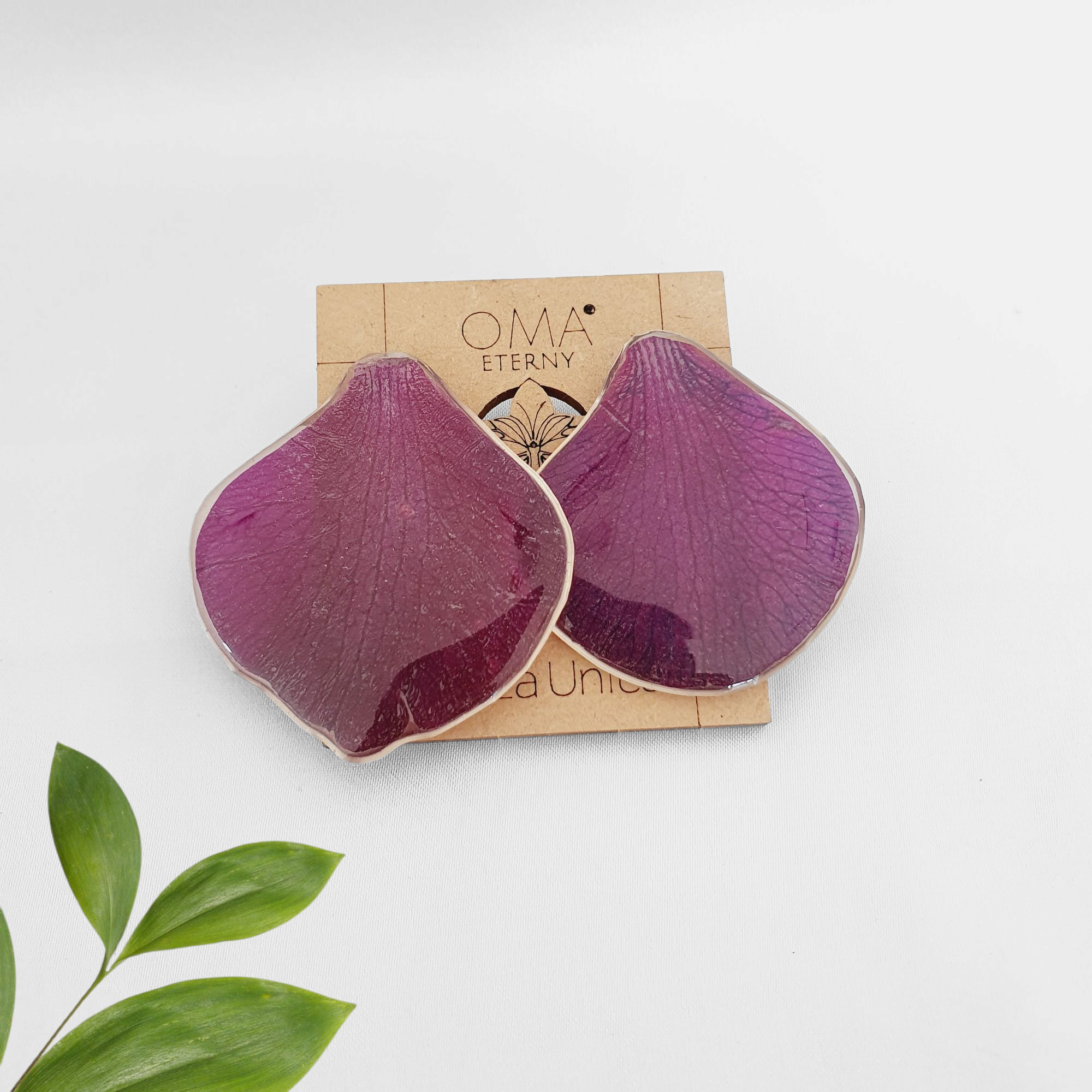 Aretes de pétalos de orquídea morado