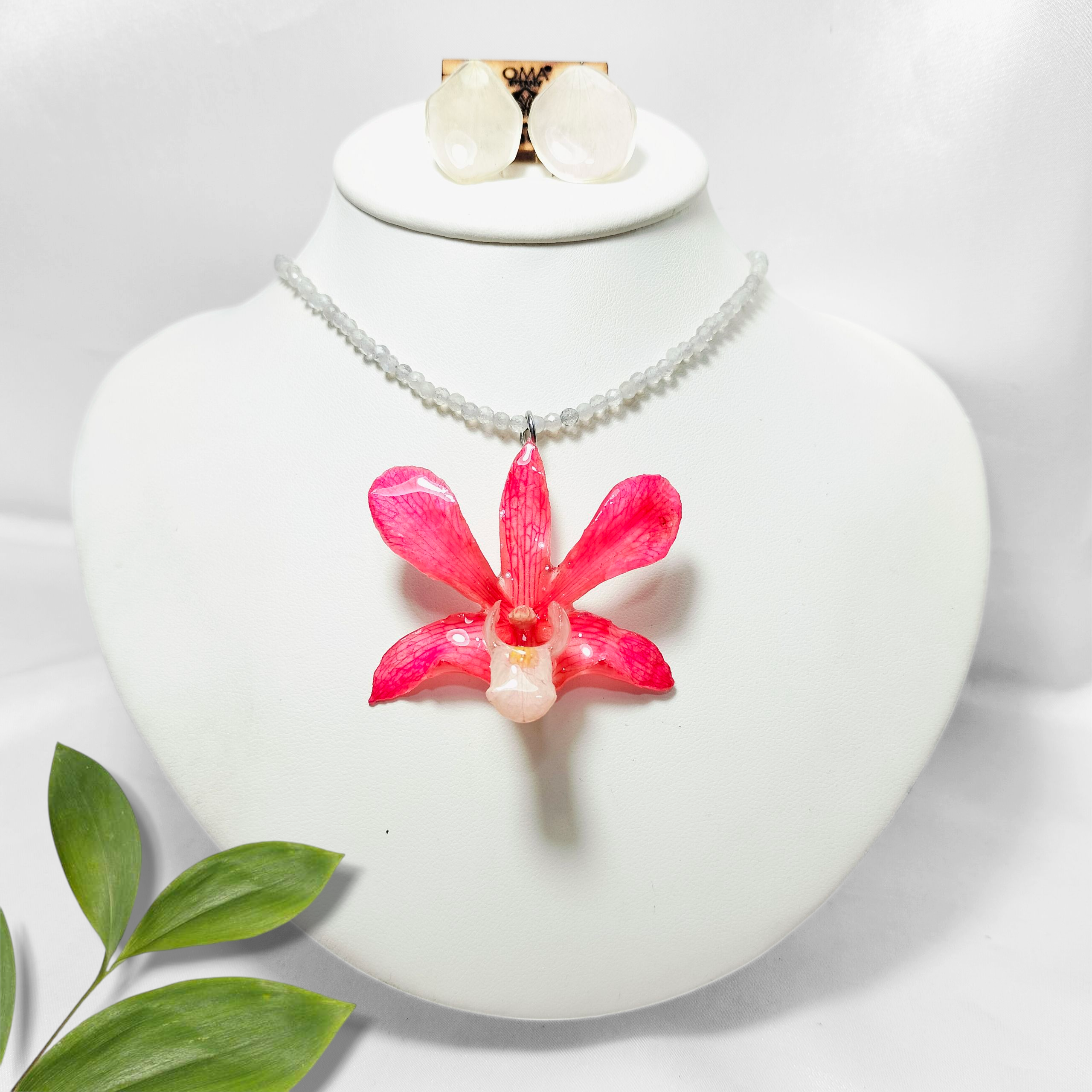 Orquídea Rosa con Collar de Cuarzo