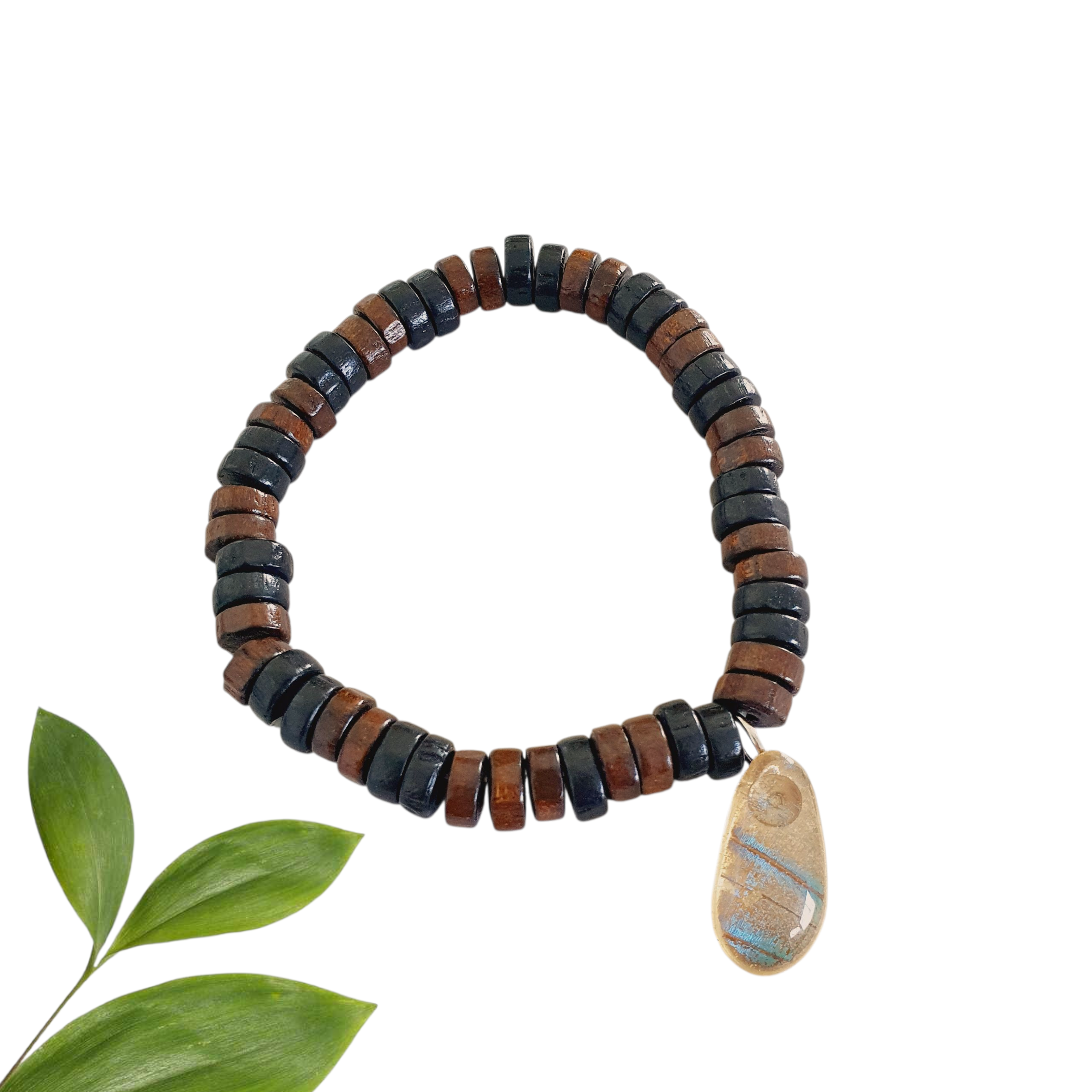 Pulsera cuentas de madera y colgante un fragmento de ala de mariposa