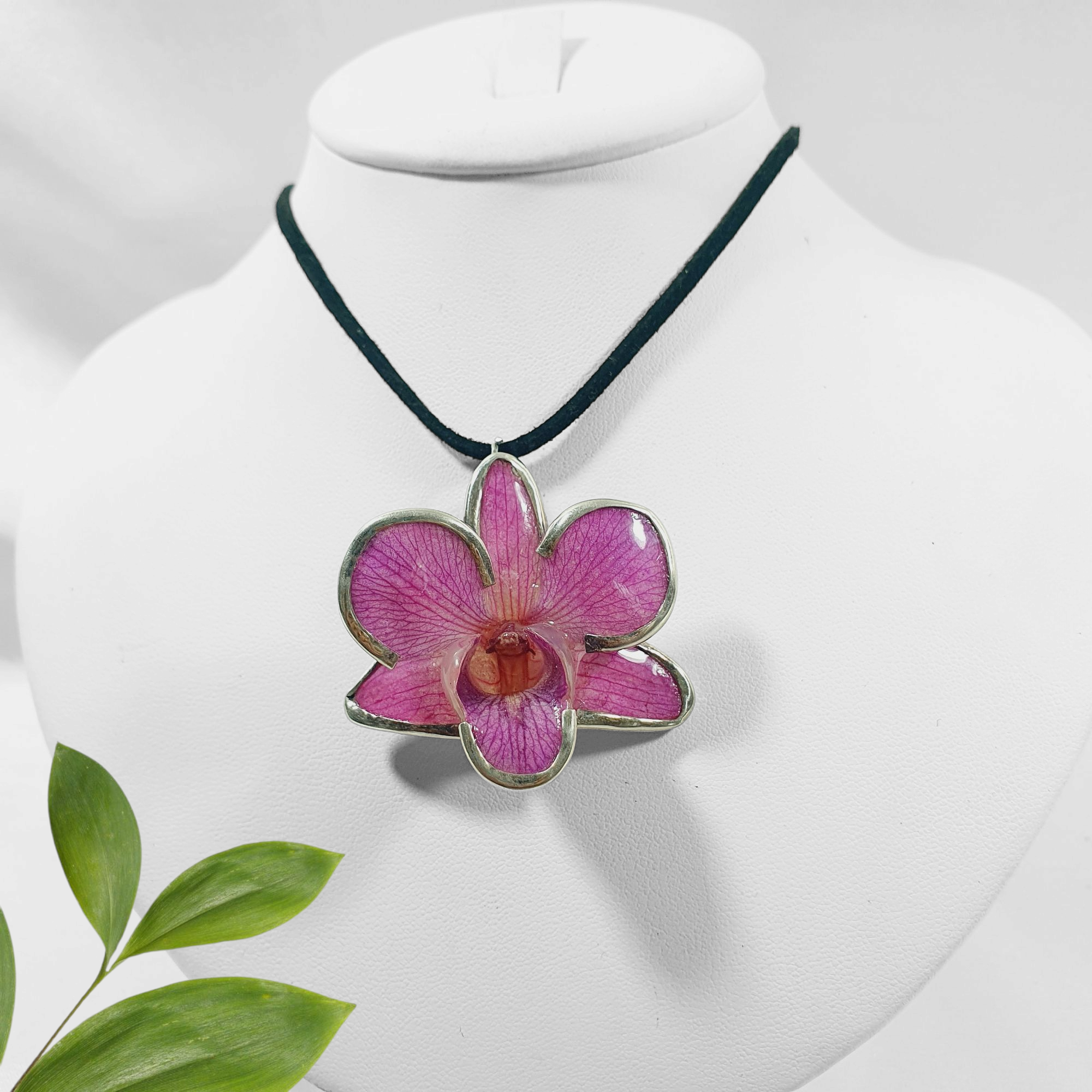Dije de orquidea rosa