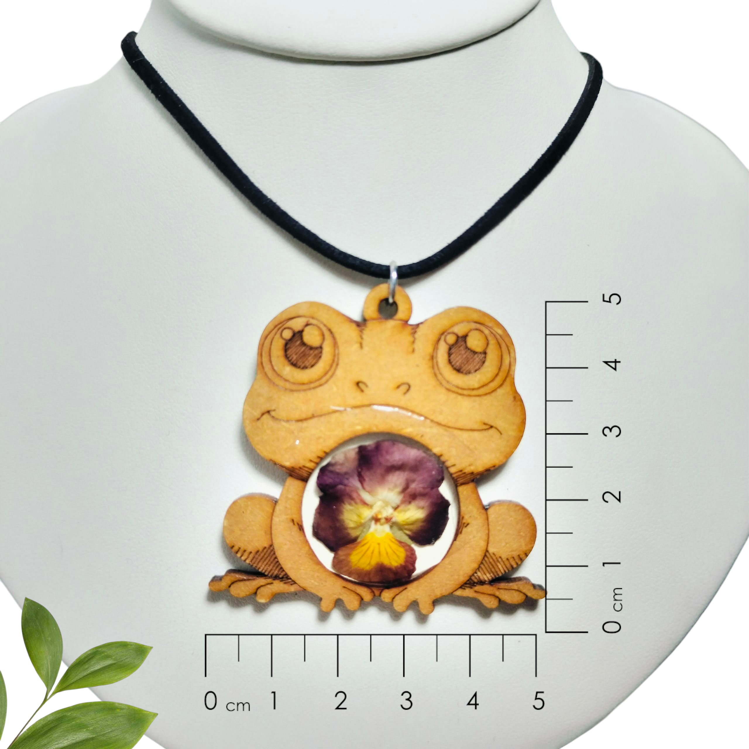 Dije de Madera con Flor ¨Pensamiento¨