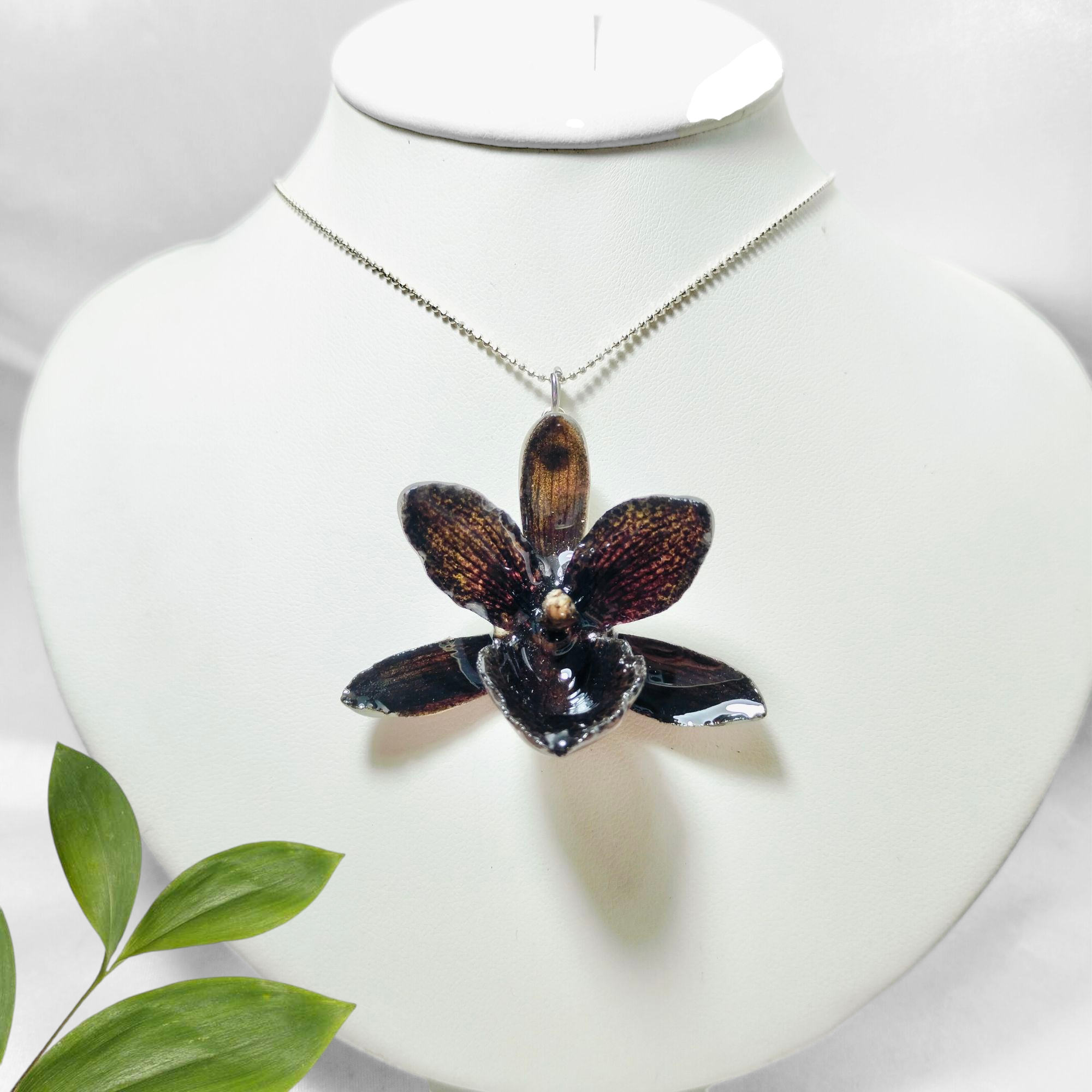 Dije de orquidea negra