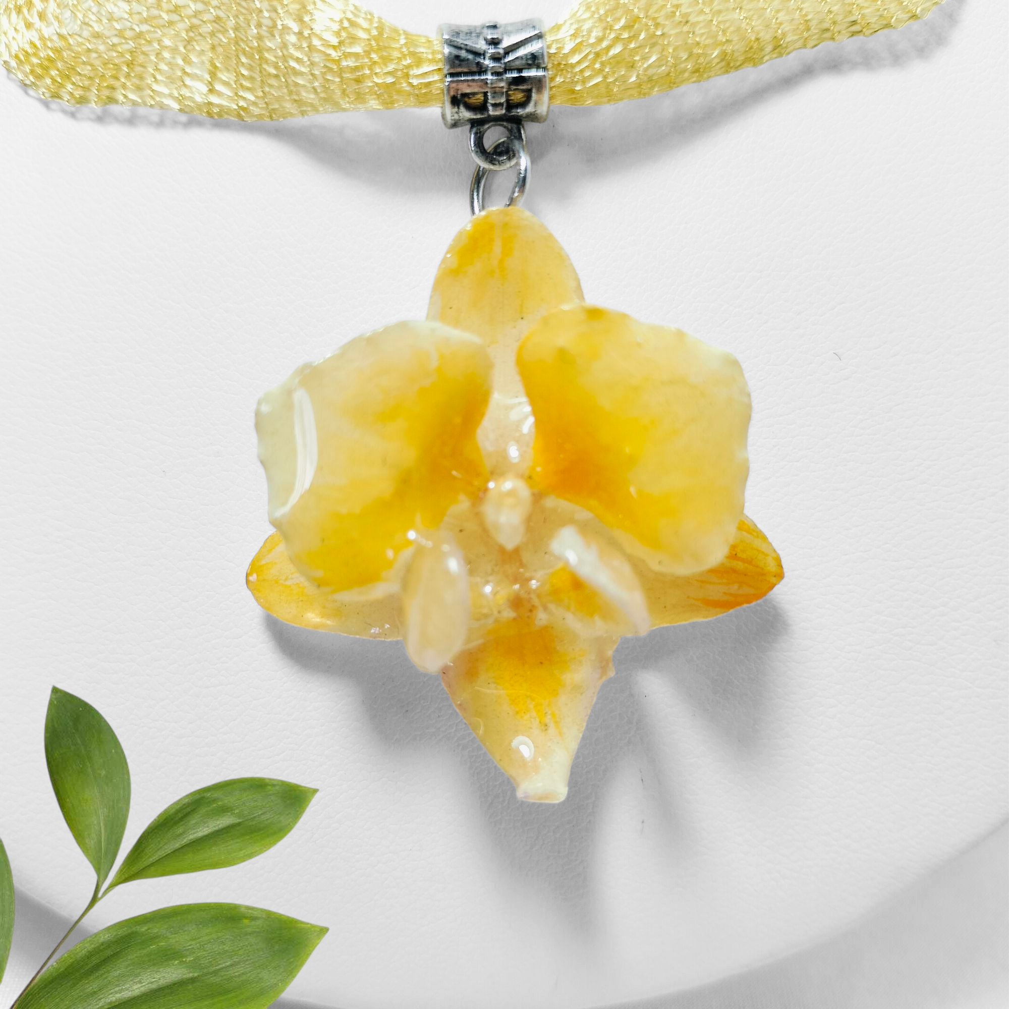 Orquídea Amarilla con Aretes de Pétalo