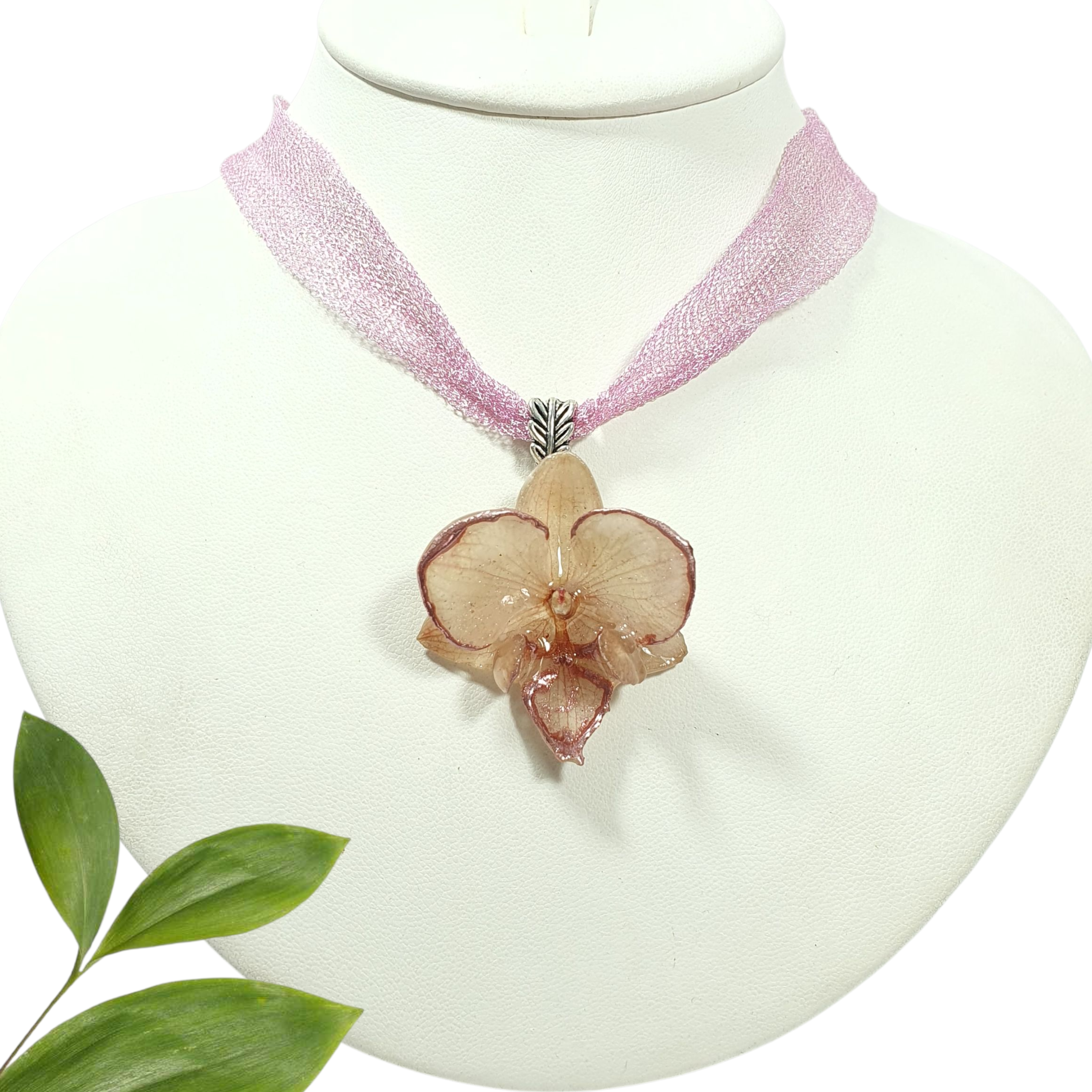 Phalaenopsis blanca con borde en oro rosado y collar de malla titanio