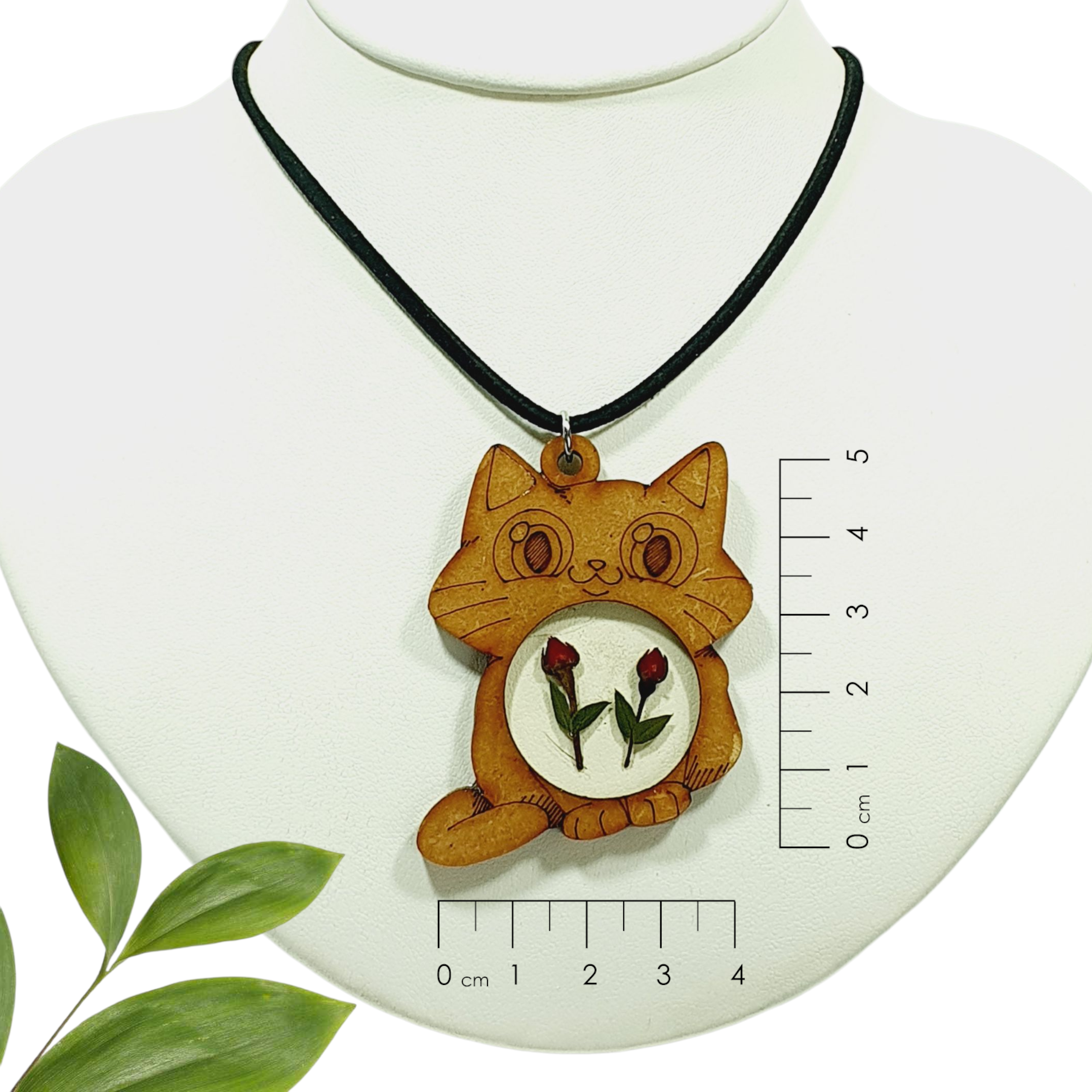 Dije de Madera en forma de Gato con mini rositas