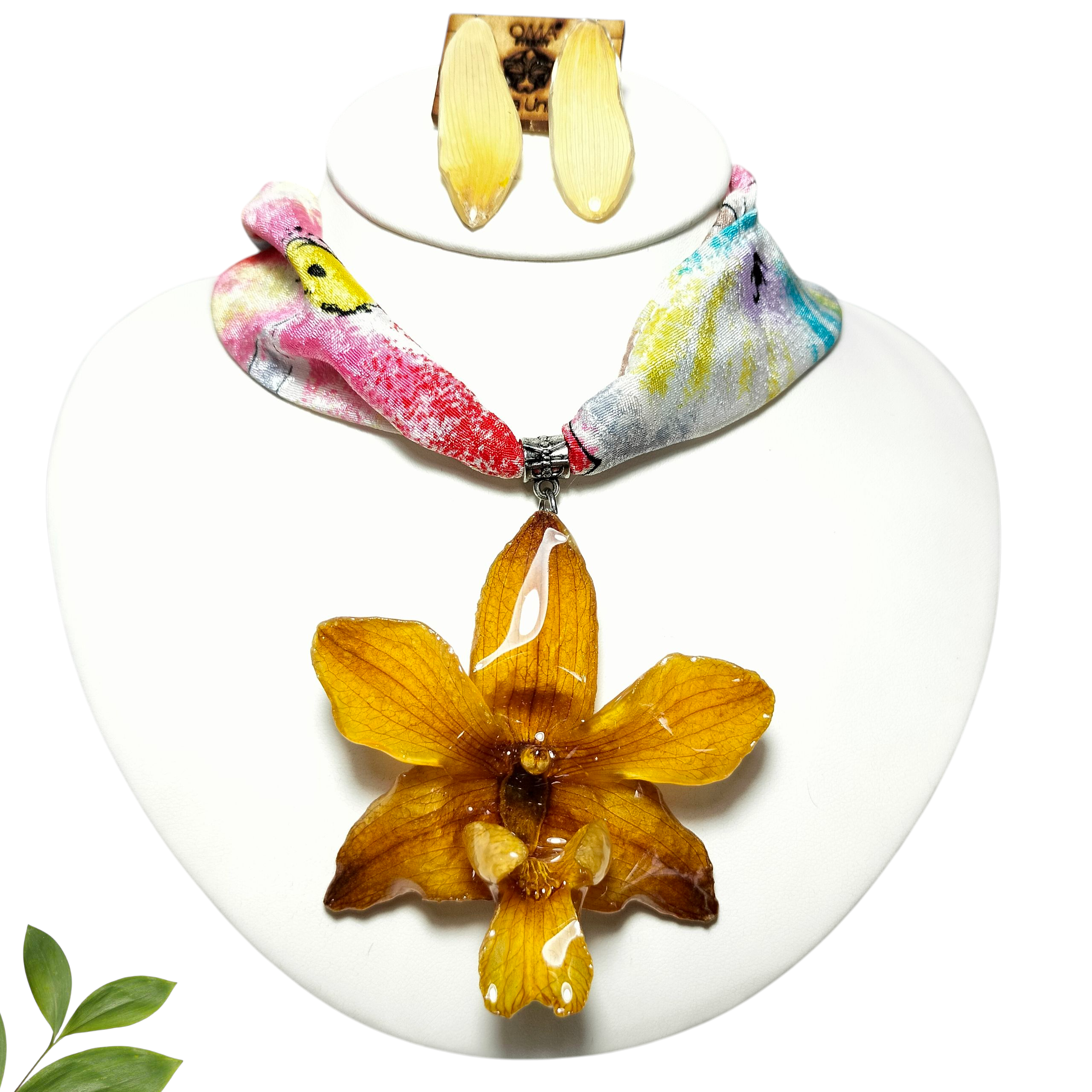 Dije de Orquídea con Mascada