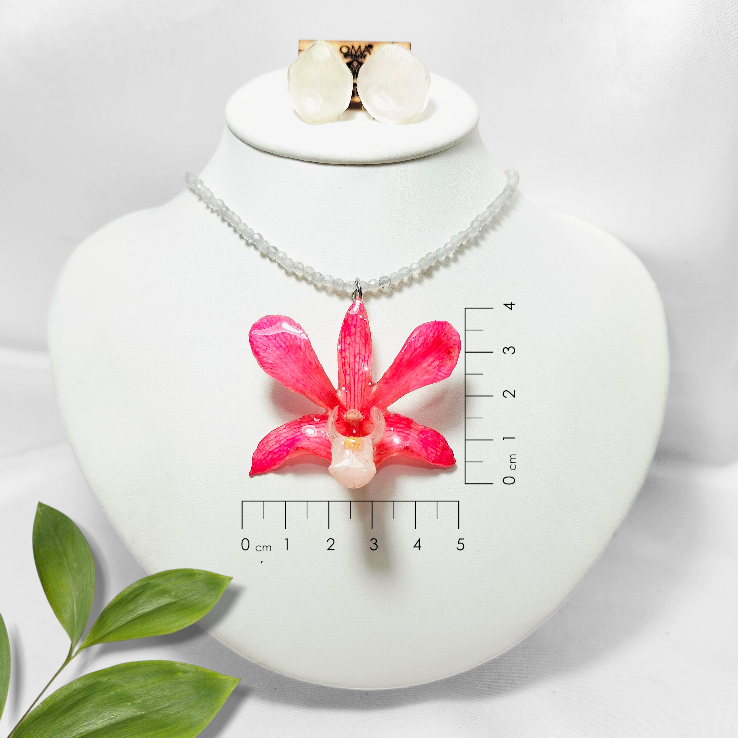 Orquídea Rosa con Collar de Cuarzo