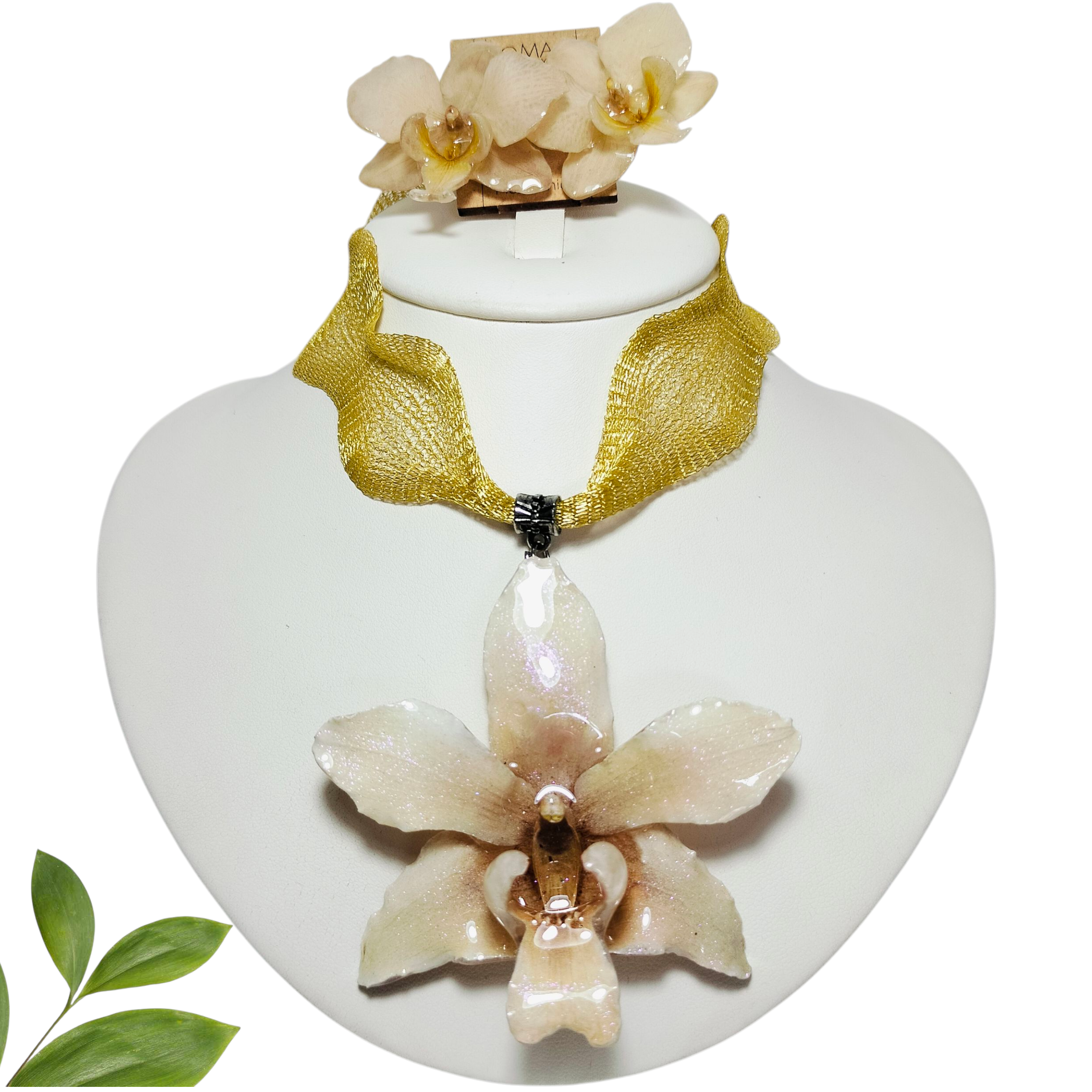 Juego de Orquídeas Blancas con collar Amarillo
