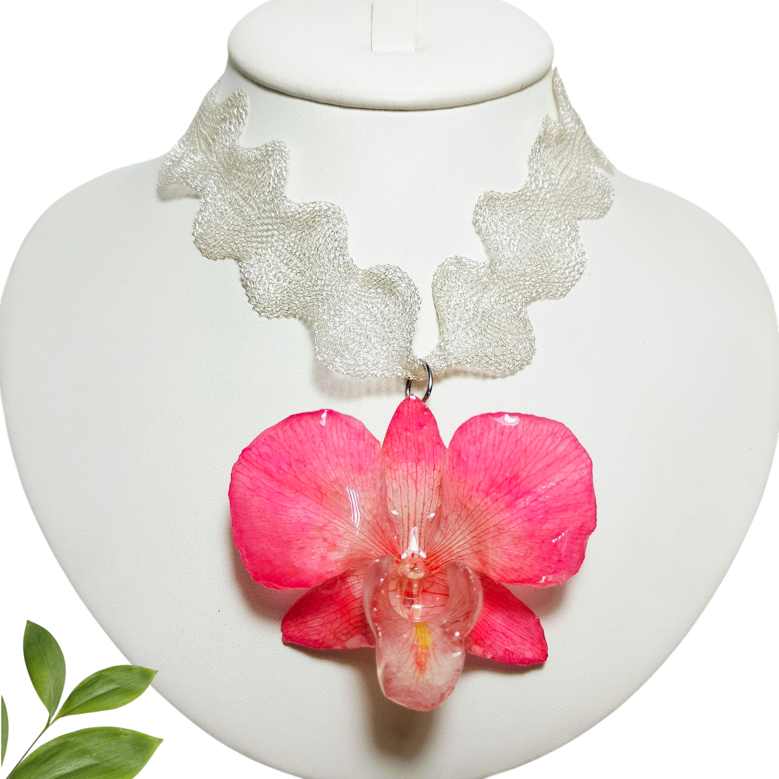 Orquídea Rosa con Collar Blanco