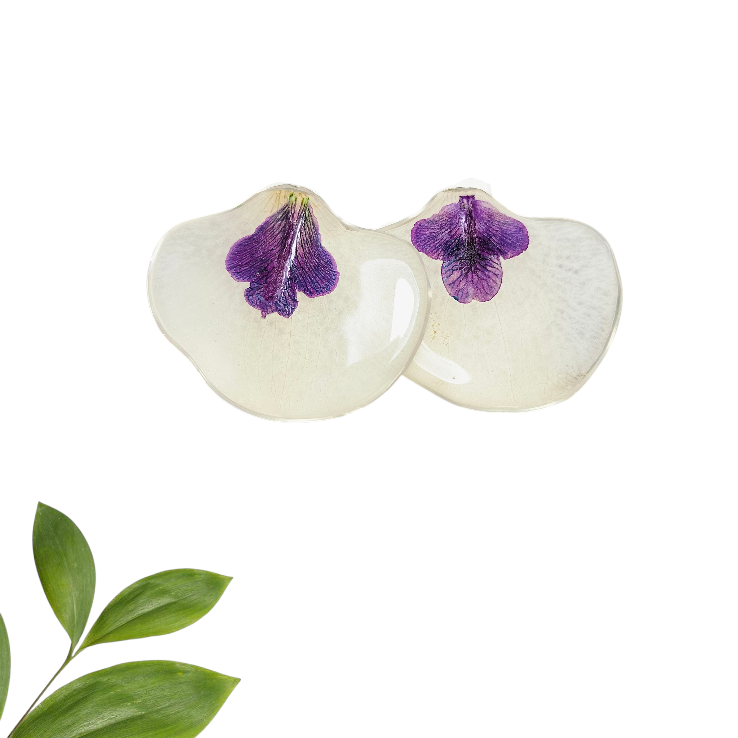 Aretes de Pétalo Blanco con Hortensia Morada