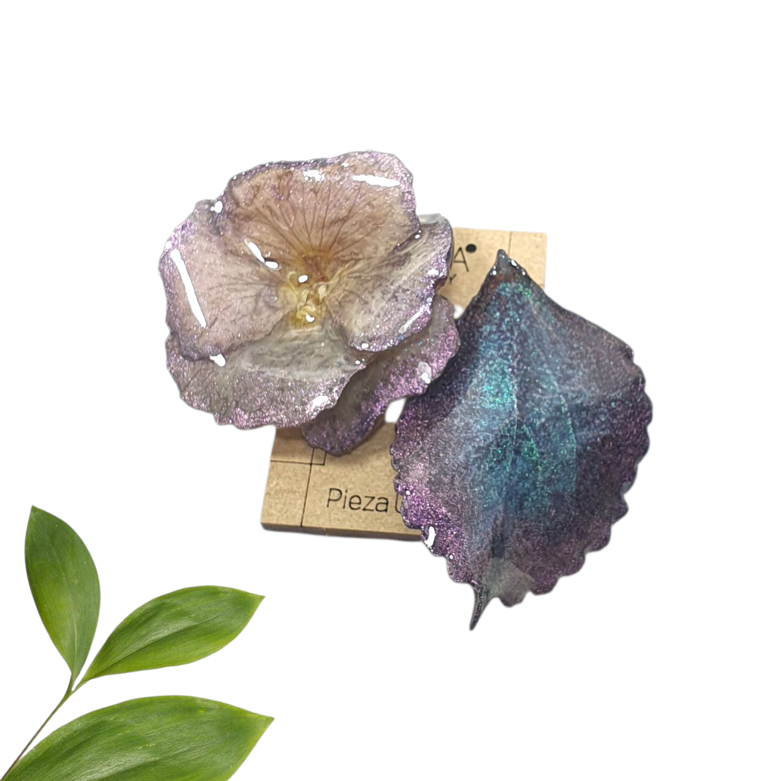 Aretes asimétricos de hoja y flor de pensamiento