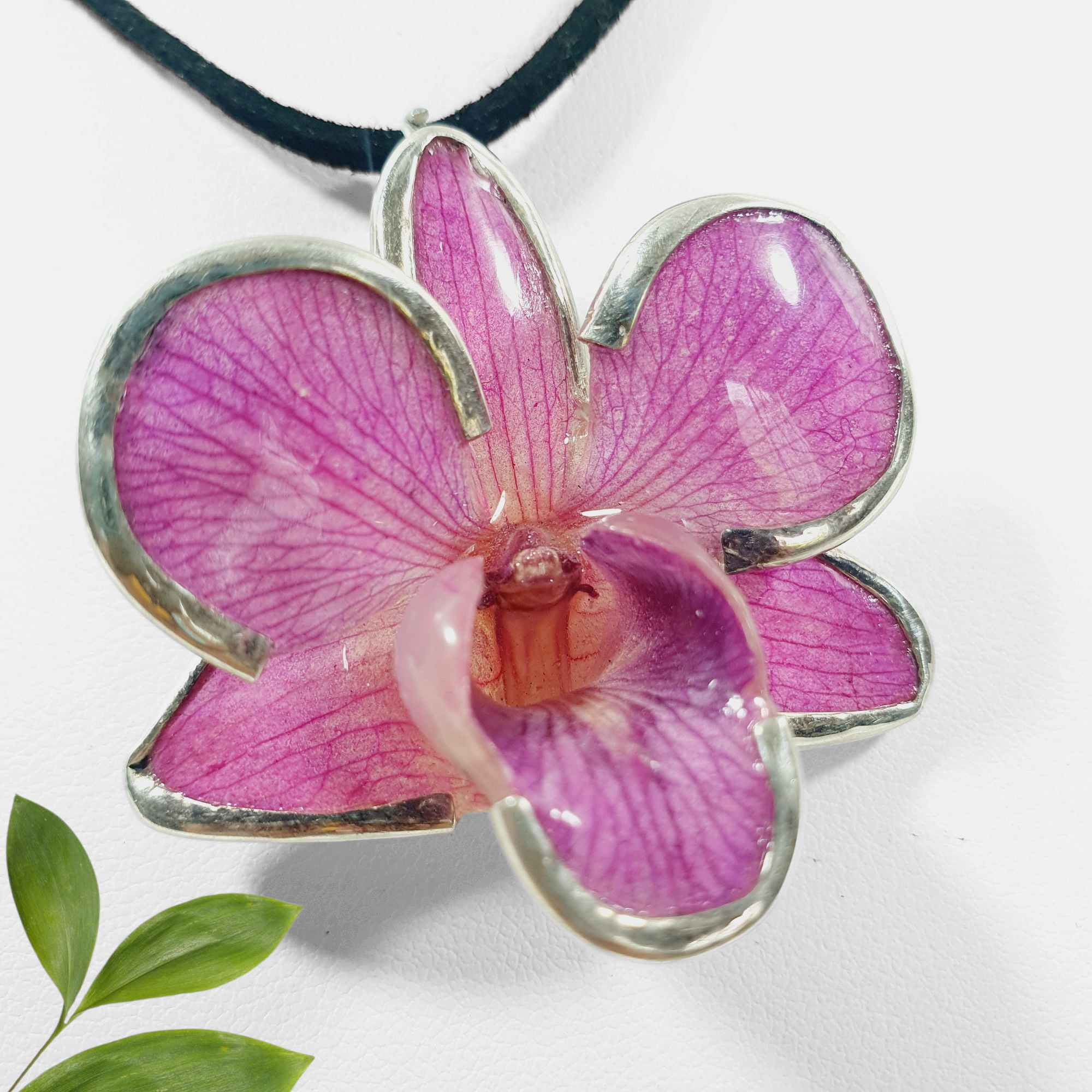 Dije de orquidea rosa