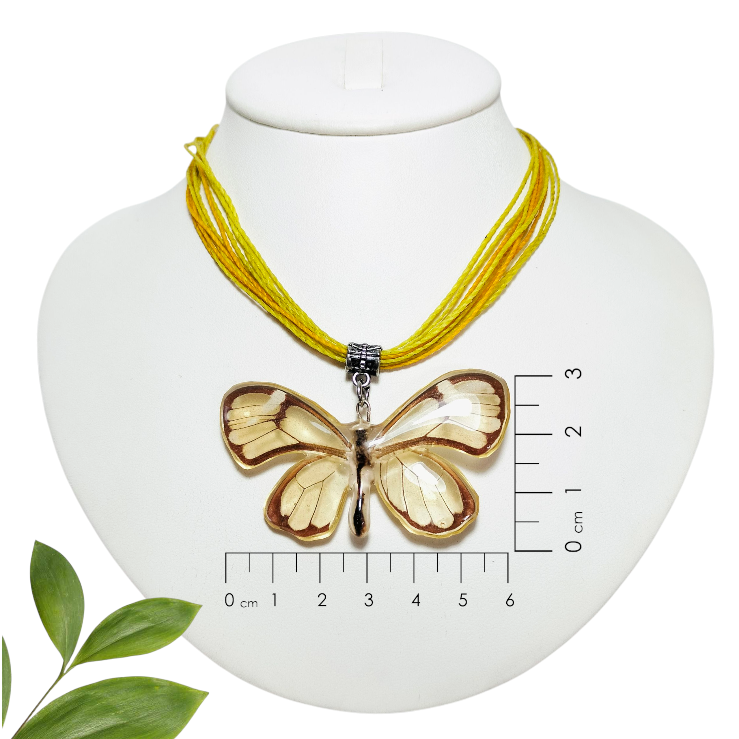 Dije de Mariposa Cristal con Collar Amarillo