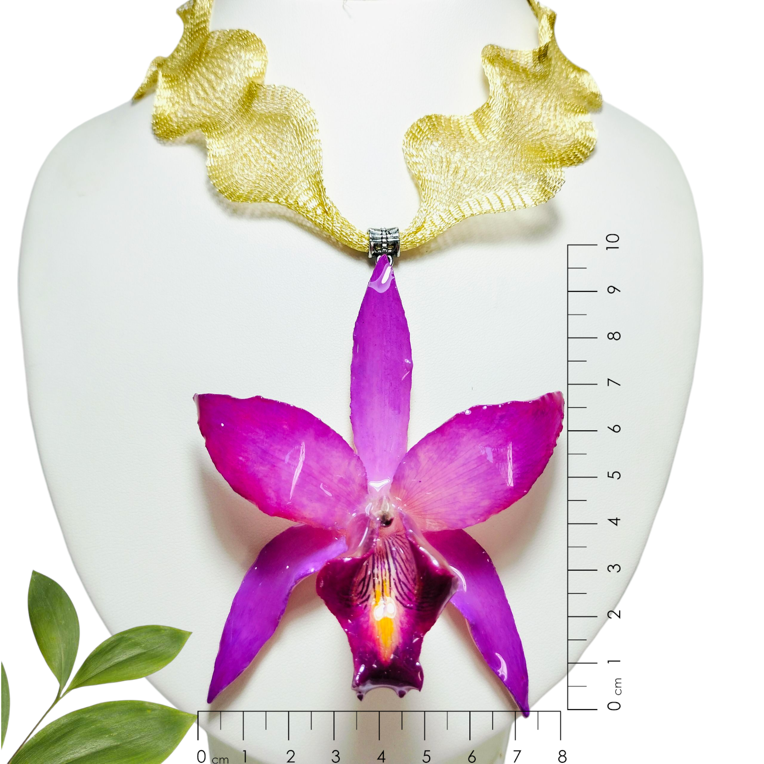 Orquídea Morada con Collar Amarillo