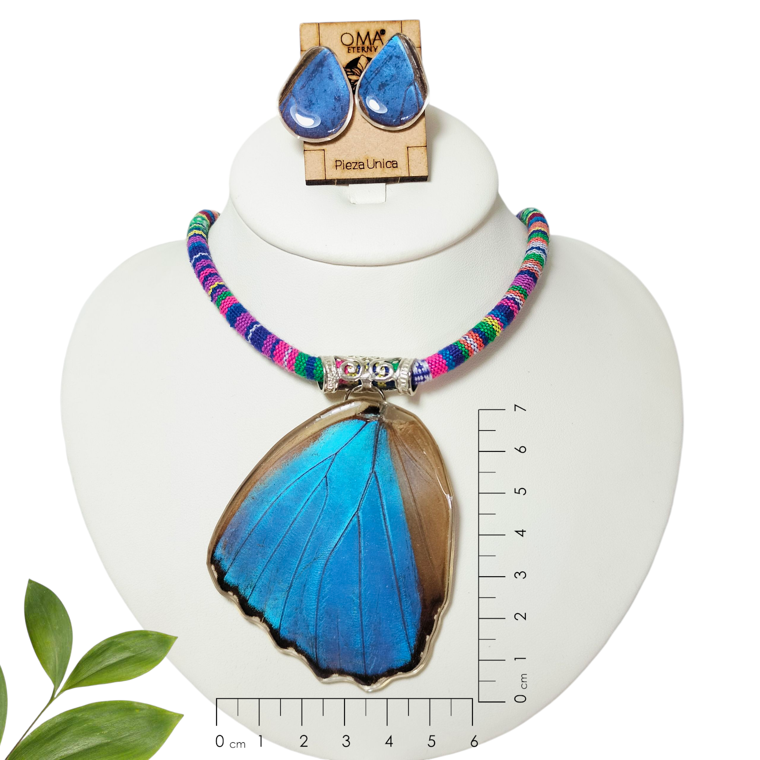 Juego de alas azules con collar multicolor