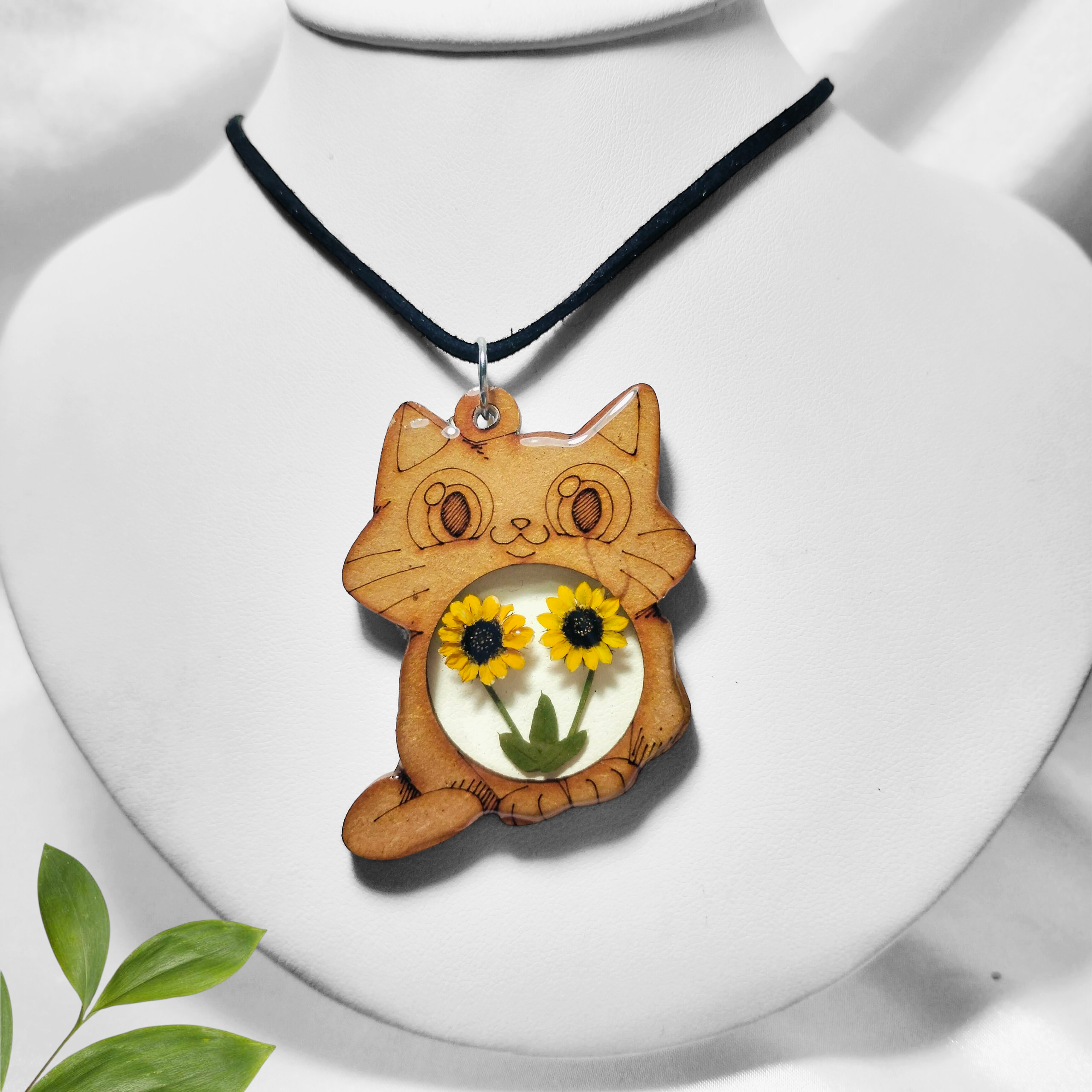 Dije de Madera en forma de Gato con Mini Girasoles