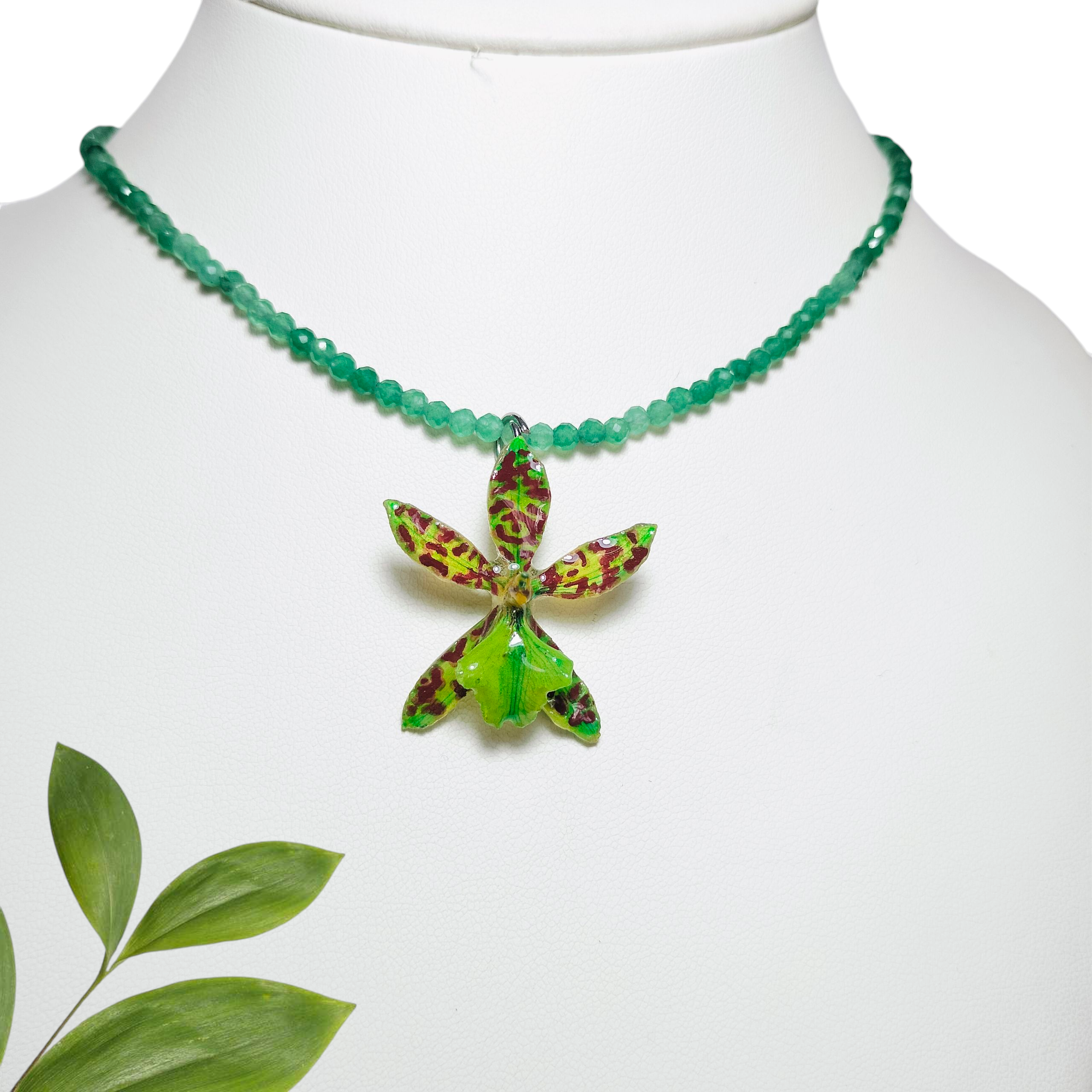 Orquídea Verde con collar de Cuarzo