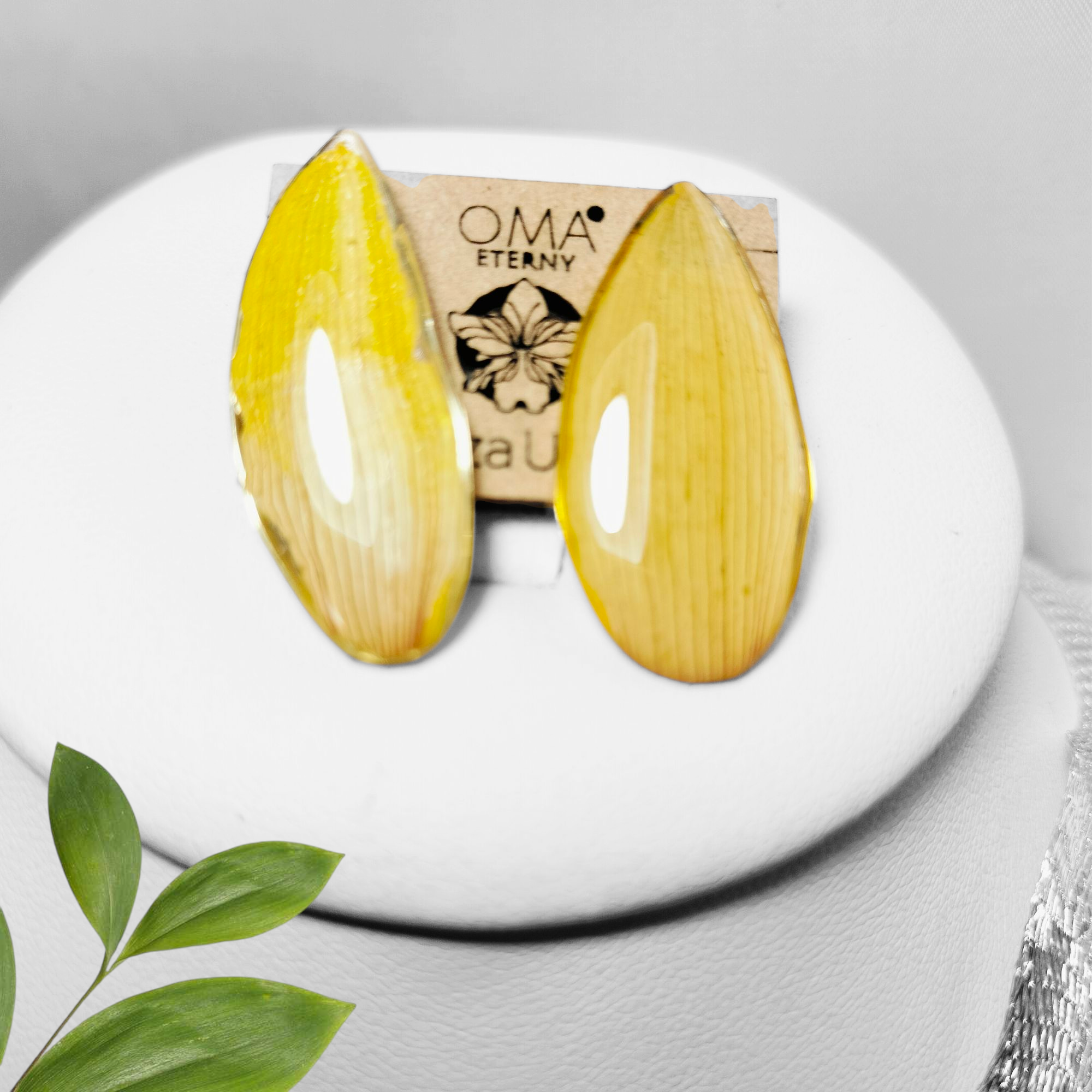 Orquídea Amarilla con Aretes de Pétalo