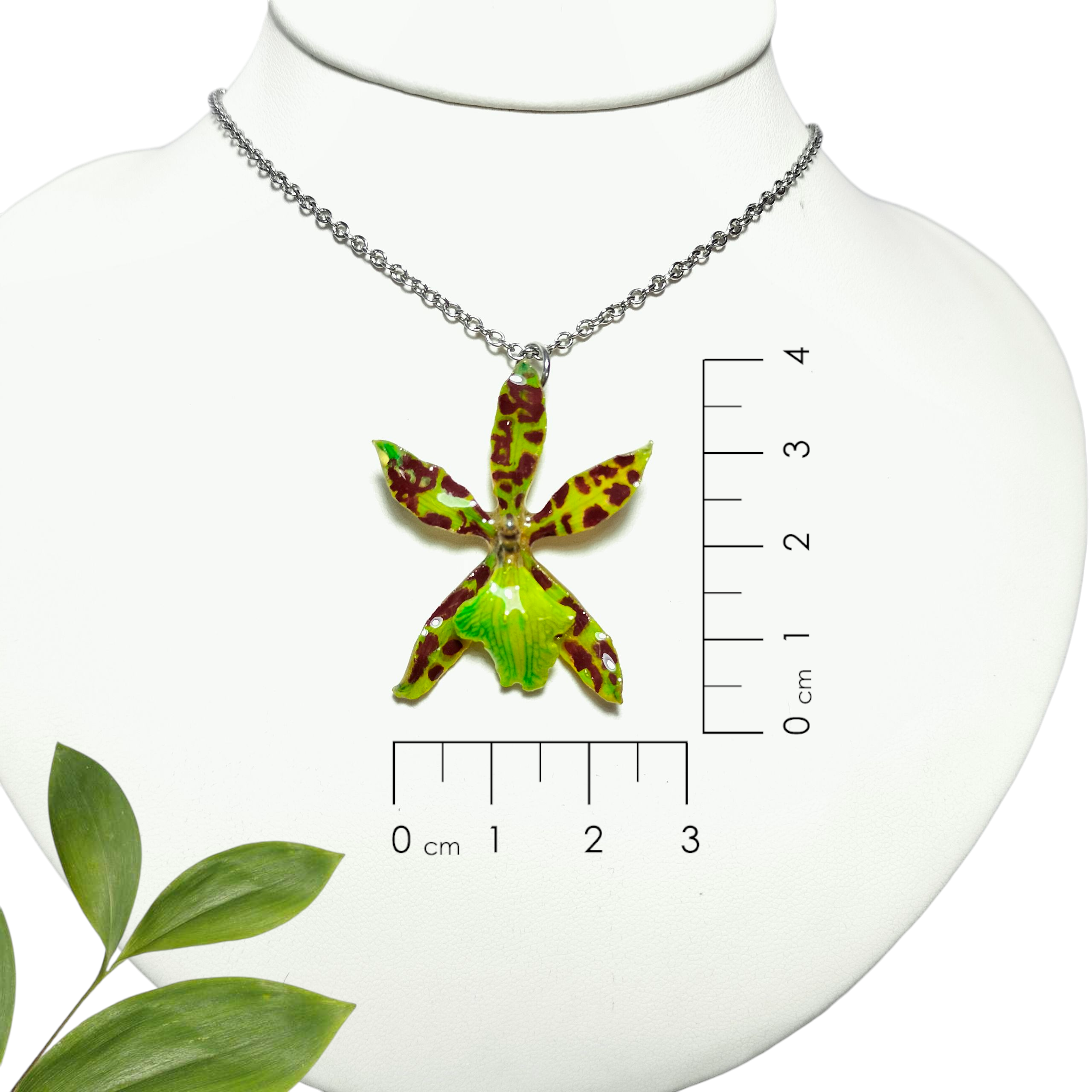 Orquídea verde con Cadena de Acero