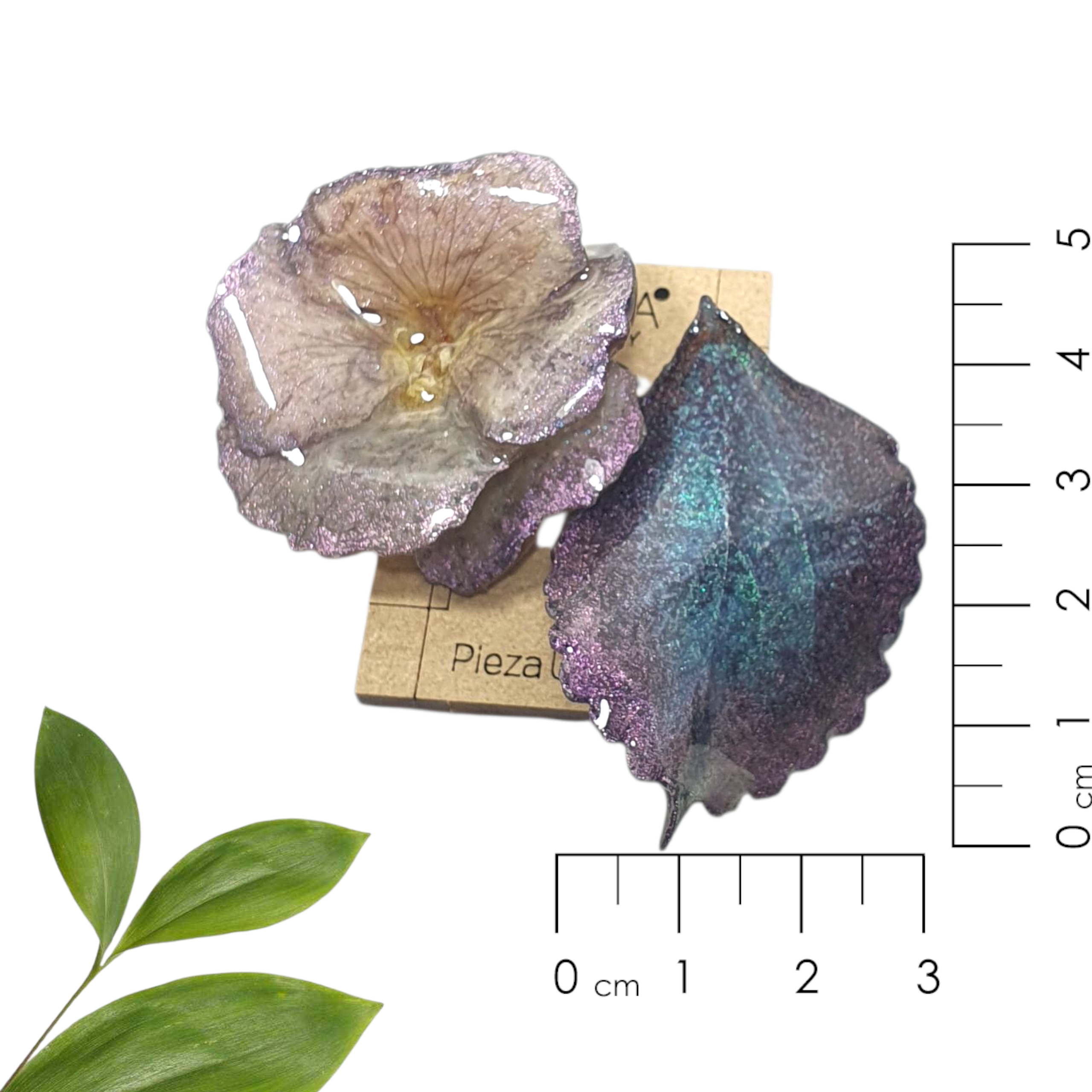 Aretes asimétricos de hoja y flor de pensamiento