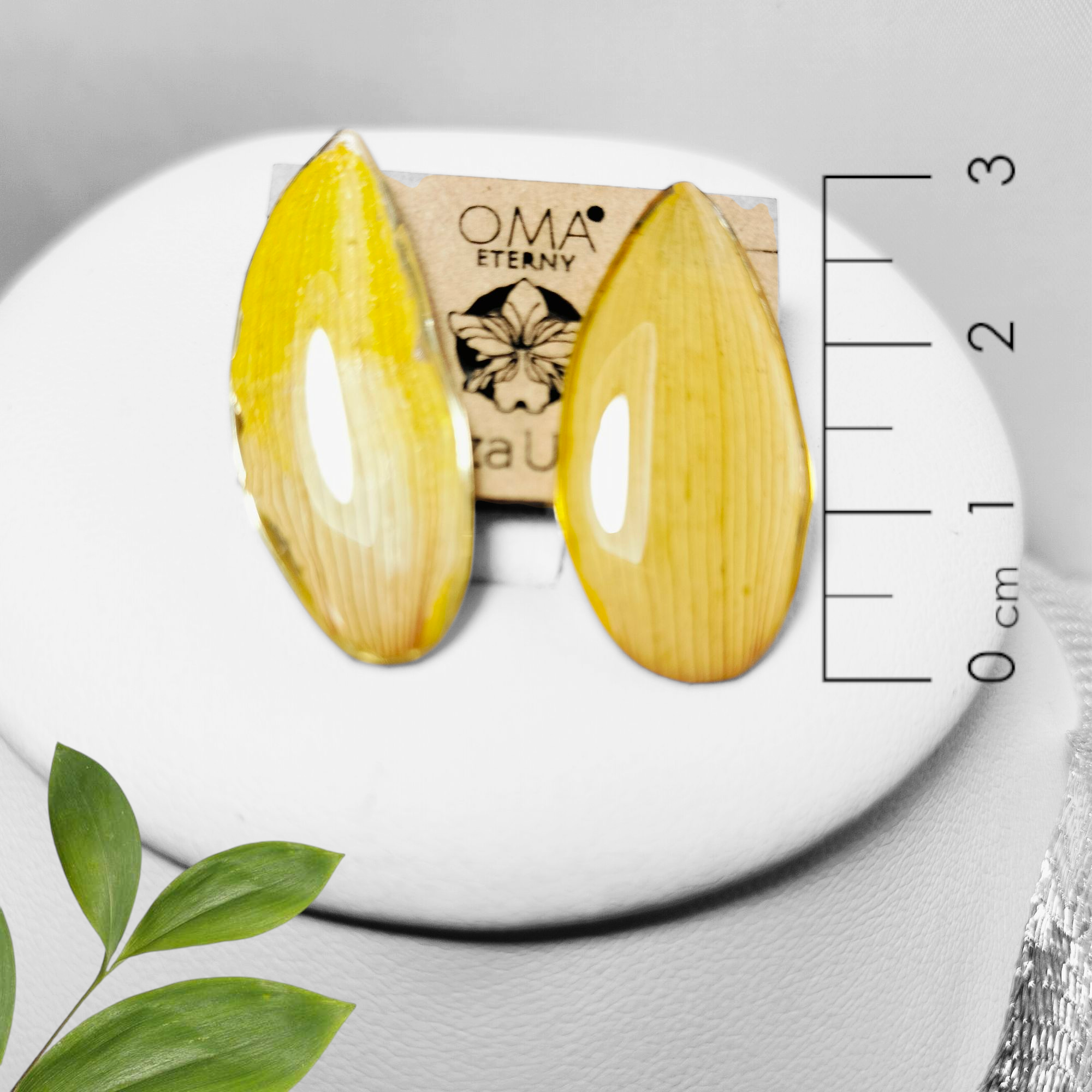 Orquídea Amarilla con Aretes de Pétalo
