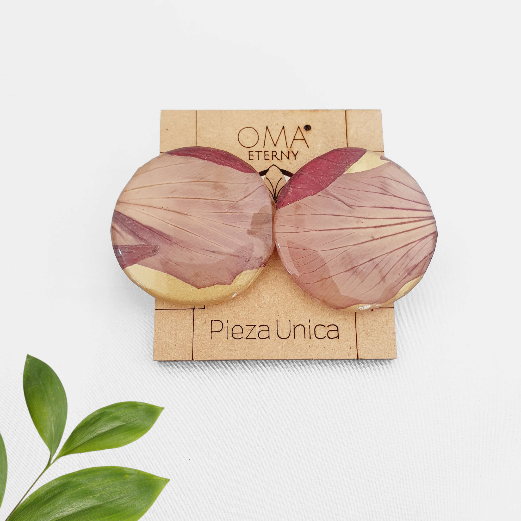 Aretes de petalos de orquidea morado
