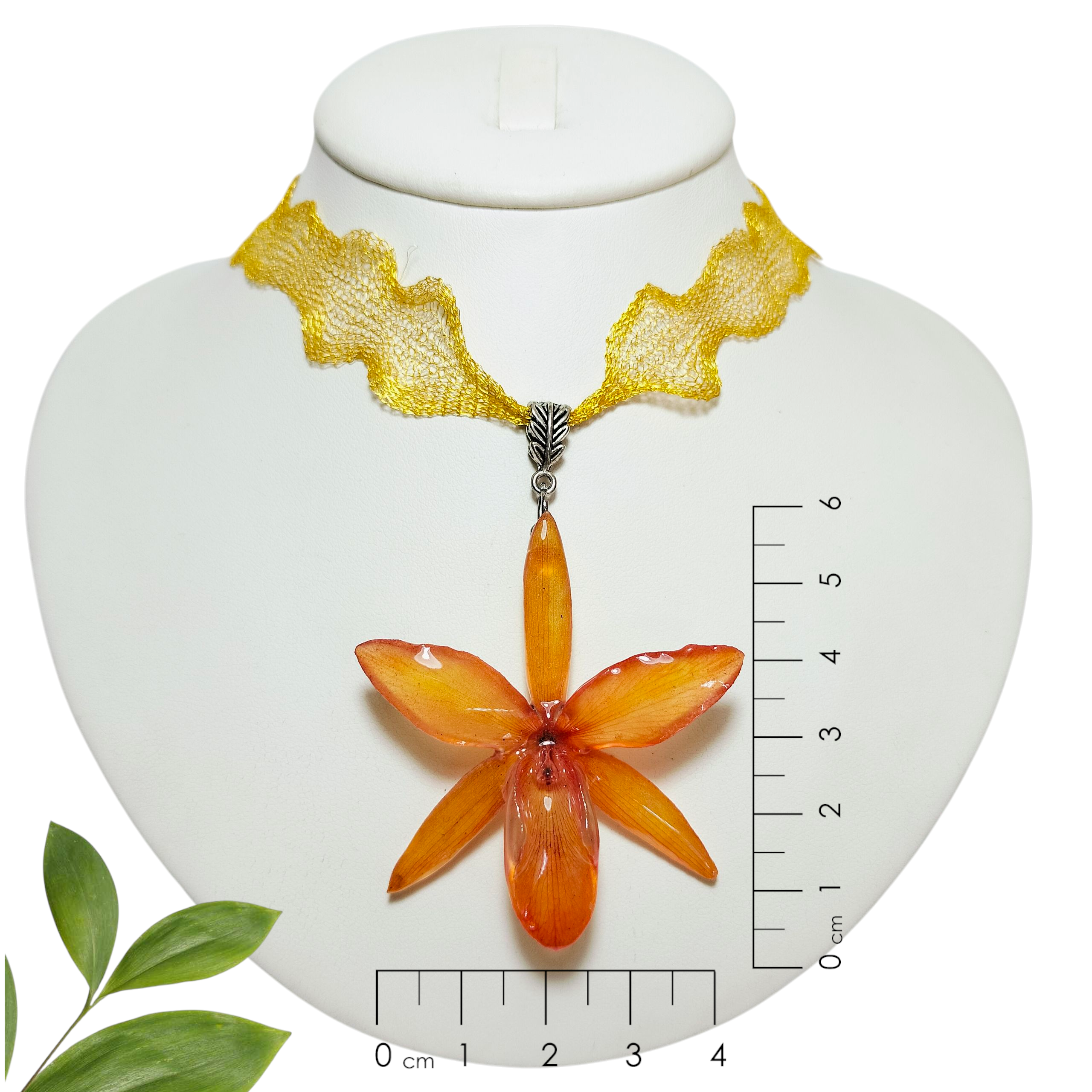 Orquídea Naranja con Collar Amarillo